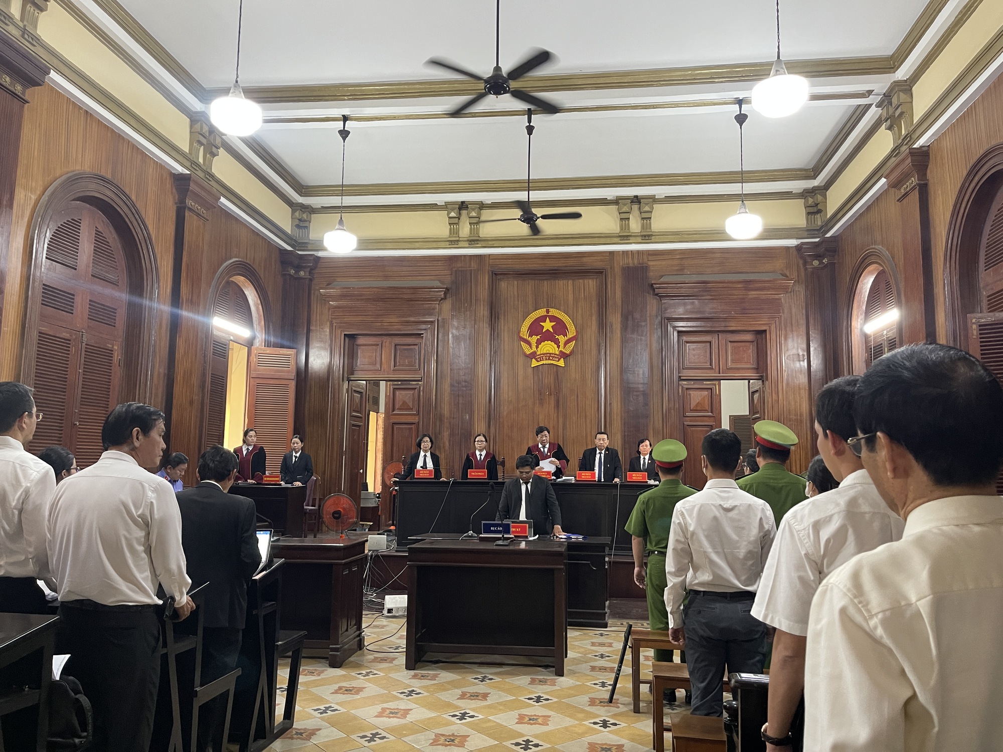 &Ocirc;ng Diệp Dũng đến to&agrave; c&ugrave;ng nhiều t&agrave;i liệu- Ảnh 2.