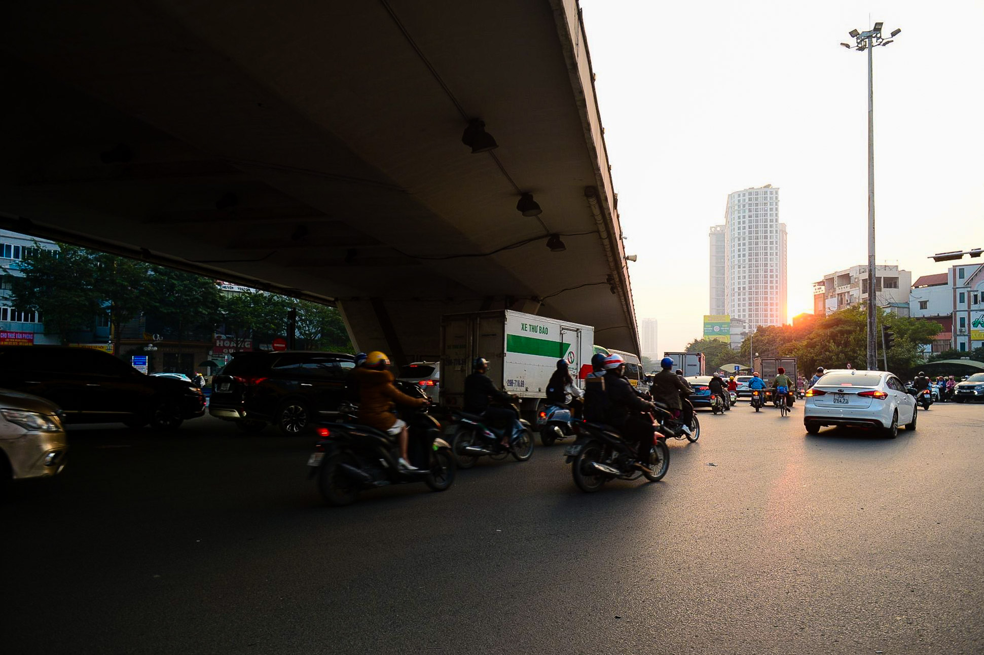 VIDEO: Ngã Tư Sở thông suốt sau khi phân luồng lại- Ảnh 10.