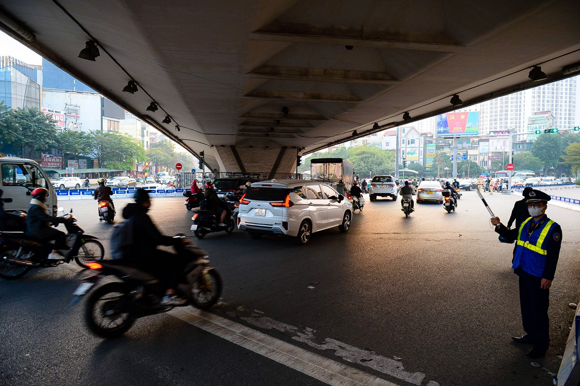 VIDEO: Ngã Tư Sở thông suốt sau khi phân luồng lại- Ảnh 8.