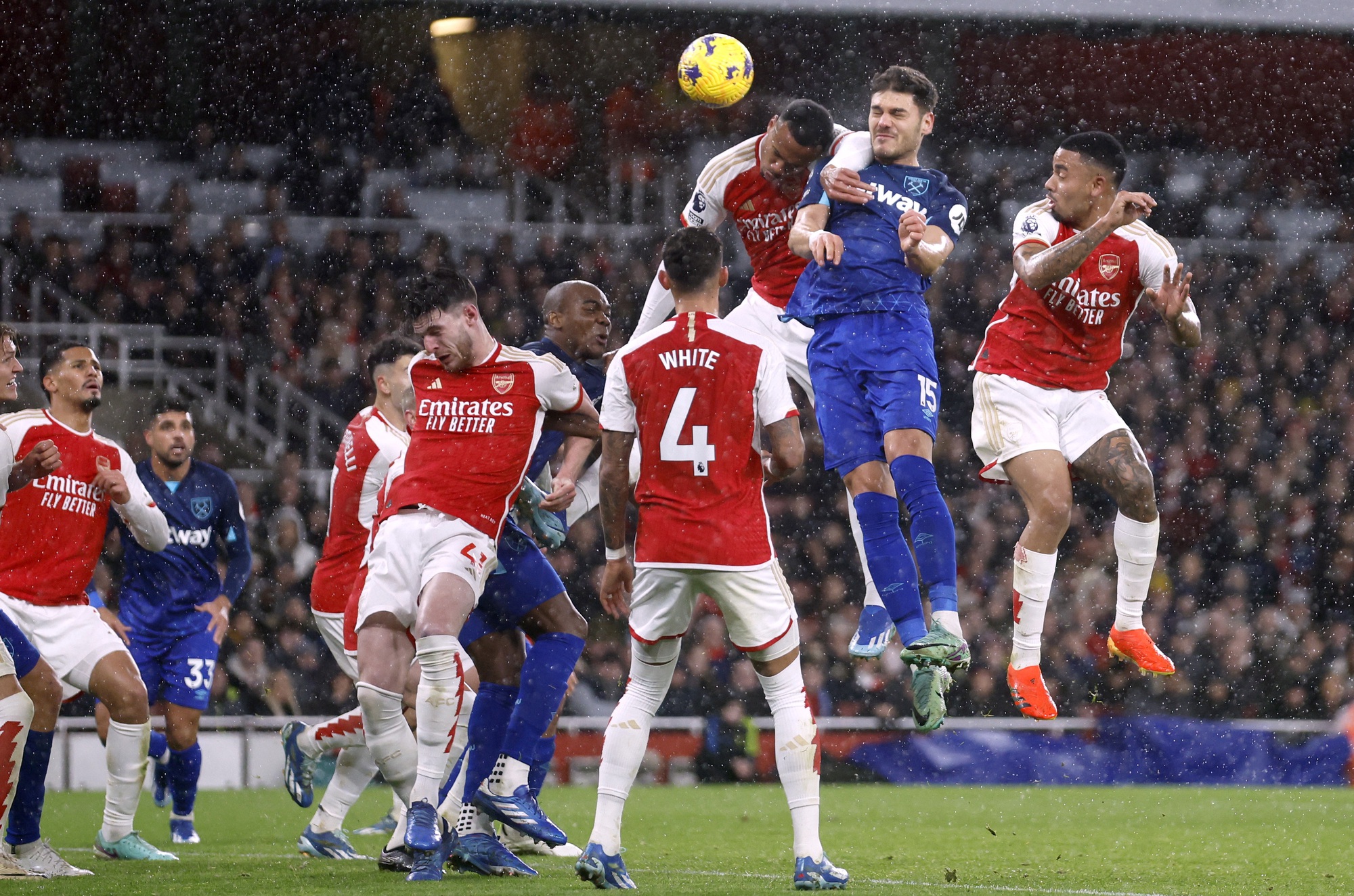B&agrave;n thua g&acirc;y tranh c&atilde;i, Arsenal mất ng&ocirc;i đầu Ngoại hạng Anh- Ảnh 5.