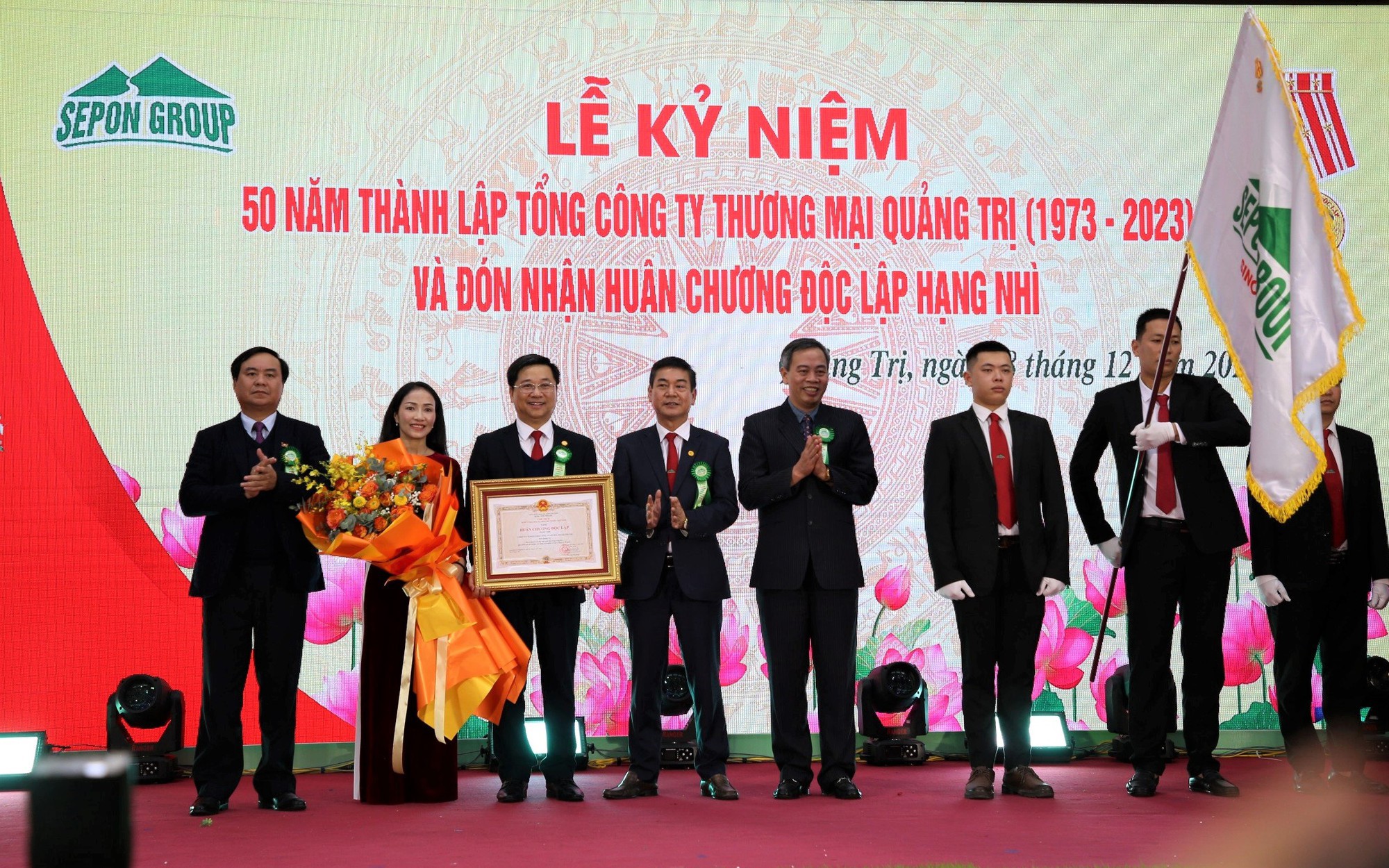 Công ty CP Tổng Công ty Thương mại Quảng Trị đón nhận Huân chương độc lập hạng Nhì