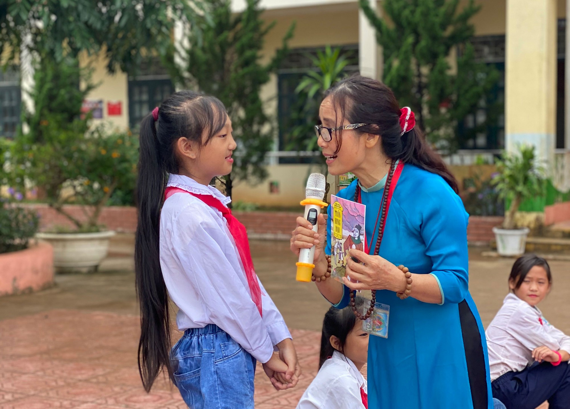 C&ocirc; Thu Hiền chia sẻ về t&igrave;nh y&ecirc;u s&aacute;ch với học sinh Ảnh: BẢO L&Acirc;M