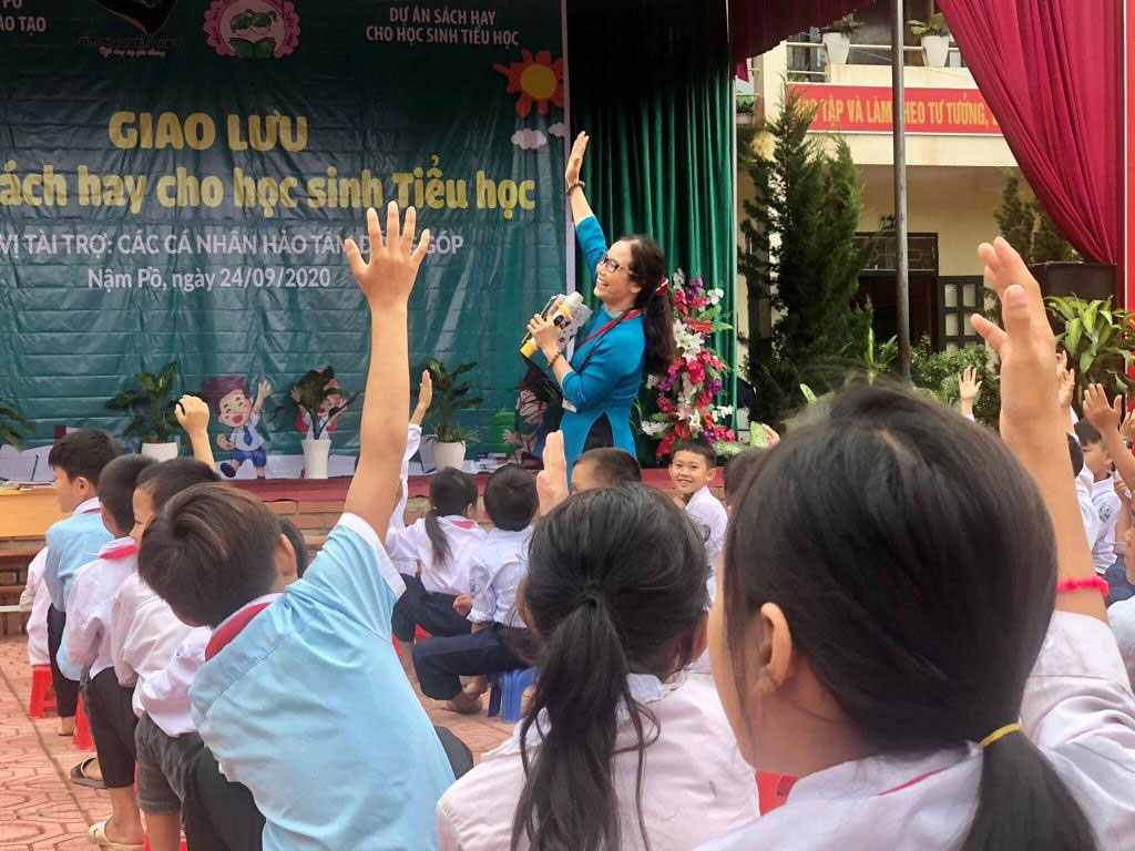 C&ocirc; Thu Hiền giao lưu với học sinh v&ugrave;ng cao trong một lần đưa s&aacute;ch đến c&aacute;c em