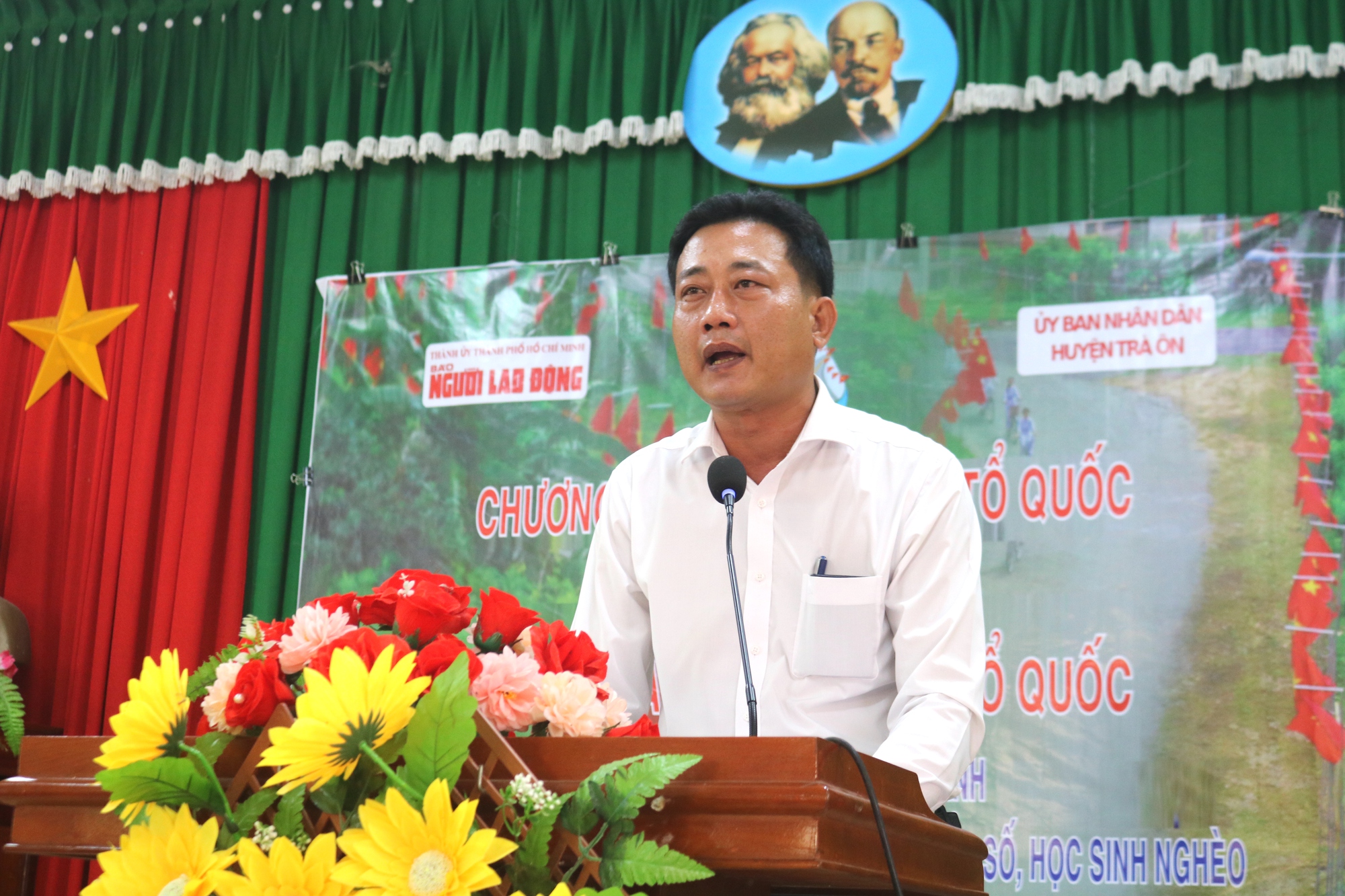 Chương trình ý nghĩa của Báo Người Lao Động đến với vùng quê Vĩnh Long- Ảnh 1.
