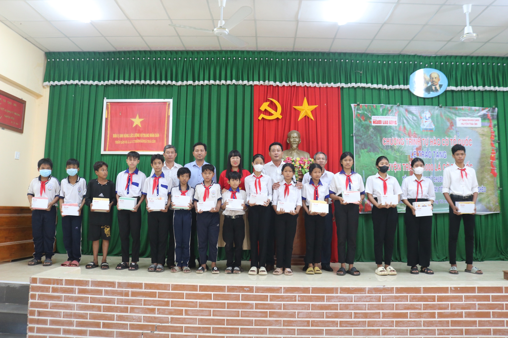 Chương trình ý nghĩa của Báo Người Lao Động đến với vùng quê Vĩnh Long- Ảnh 7.