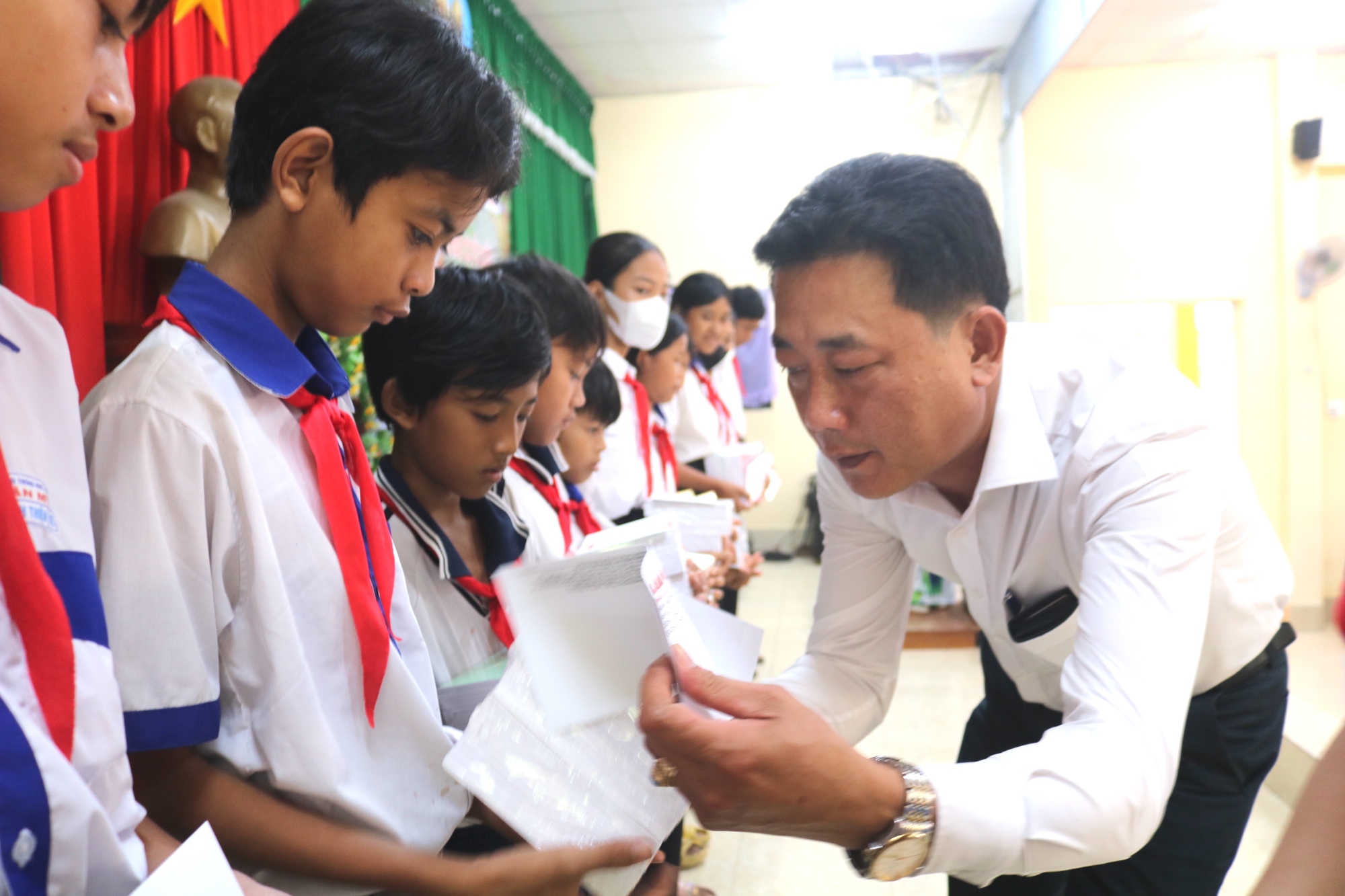 Chương trình ý nghĩa của Báo Người Lao Động đến với vùng quê Vĩnh Long- Ảnh 5.