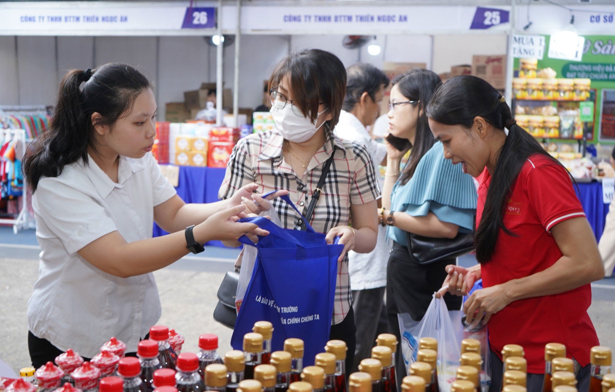 Công nhân mua sắm tại “Ngày hội Hàng Việt Nam - Vui Tết cùng người lao động”, do LĐLĐ quận 1 phối hợp UBND và Ủy ban MTTQ quận tổ chức Ảnh: HỒNG ĐÀO