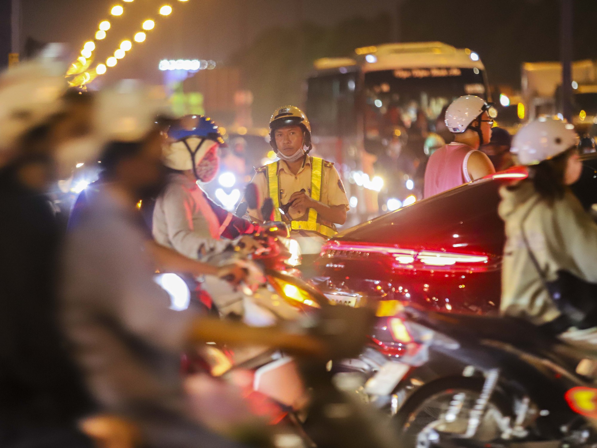 Cửa ng&otilde; ph&iacute;a đ&ocirc;ng TP HCM đ&ocirc;ng nghịt người trước kỳ nghỉ Tết dương lịch- Ảnh 2.
