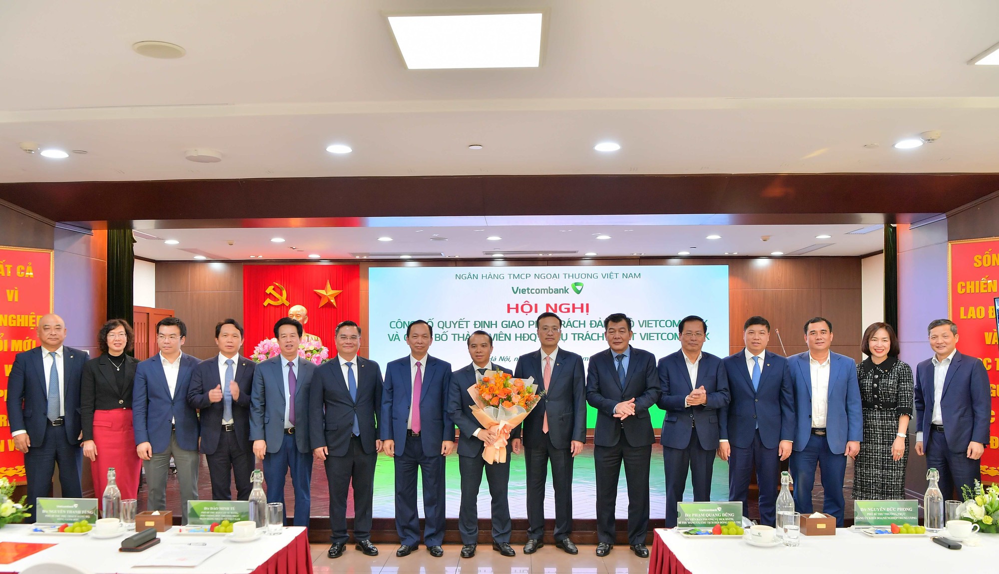 &Ocirc;ng Phạm Quang Dũng - Chủ tịch HĐQT Vietcombank (b&ecirc;n phải) tặng hoa ch&uacute;c mừng &ocirc;ng Đỗ Việt H&ugrave;ng