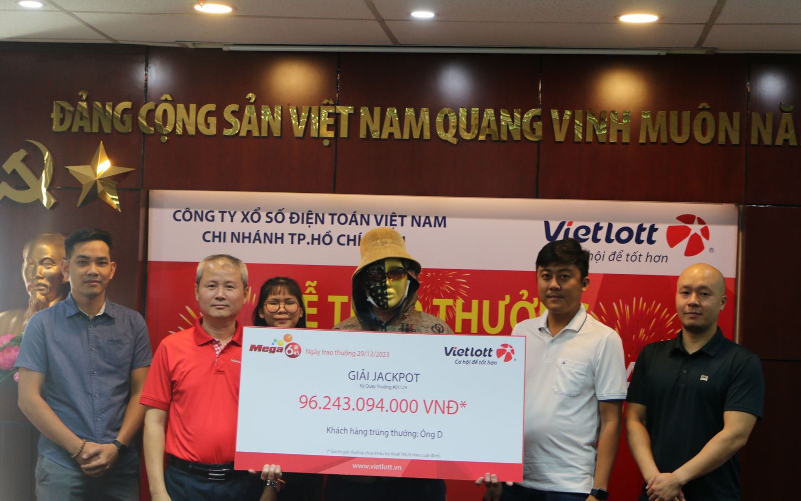 Một người chạy xe ôm ở TP HCM trúng giải Vietlott 96 tỉ đồng