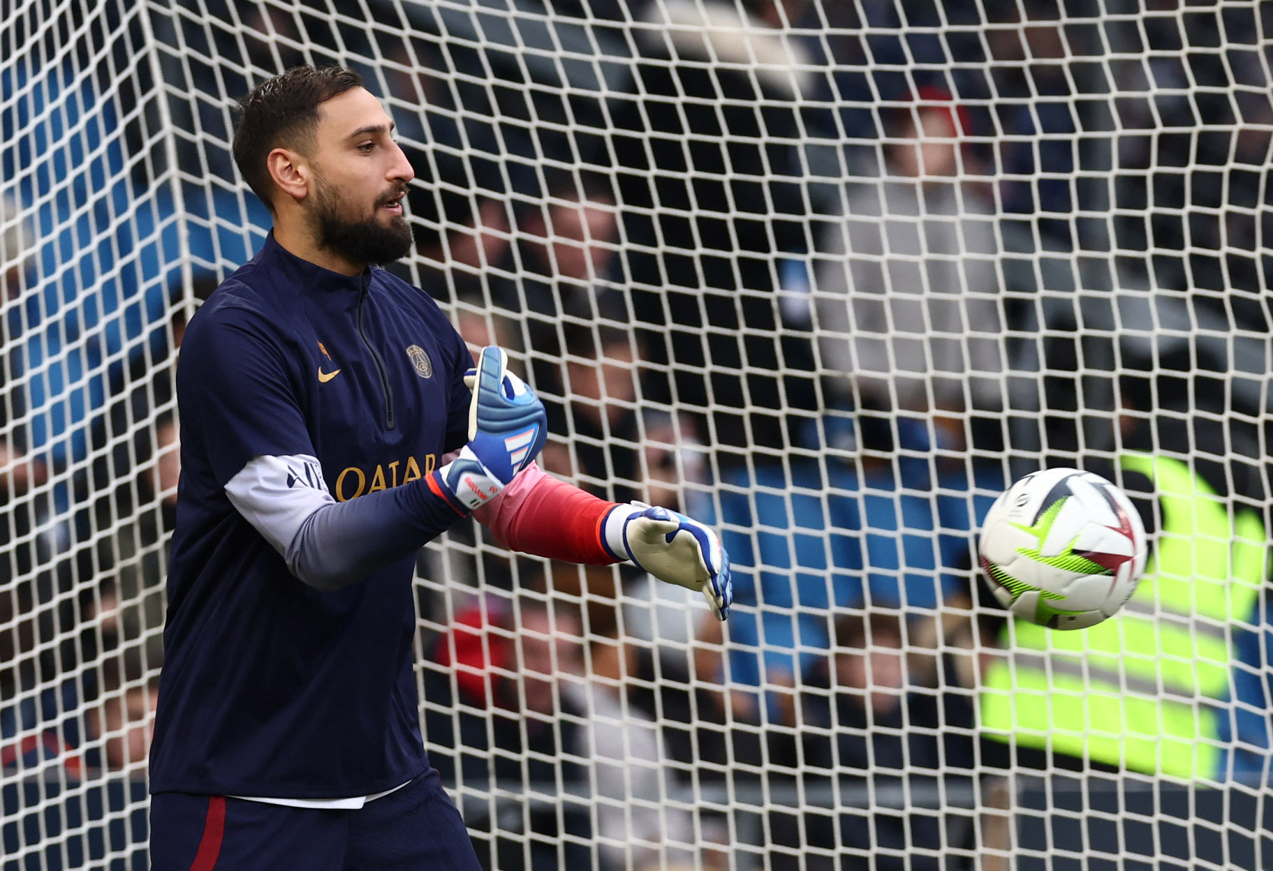 Donnarumma "tung cước" phá bóng, nhận ngay thẻ đỏ- Ảnh 9.