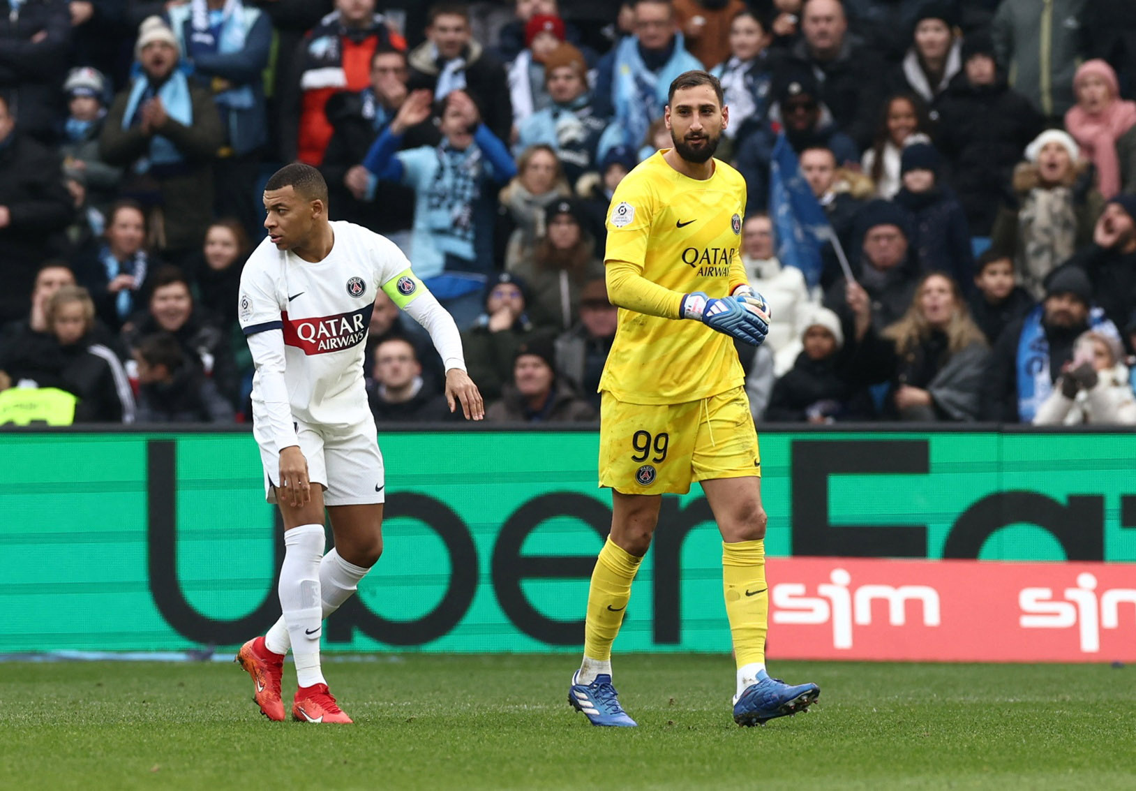 Donnarumma "tung cước" phá bóng, nhận ngay thẻ đỏ- Ảnh 7.