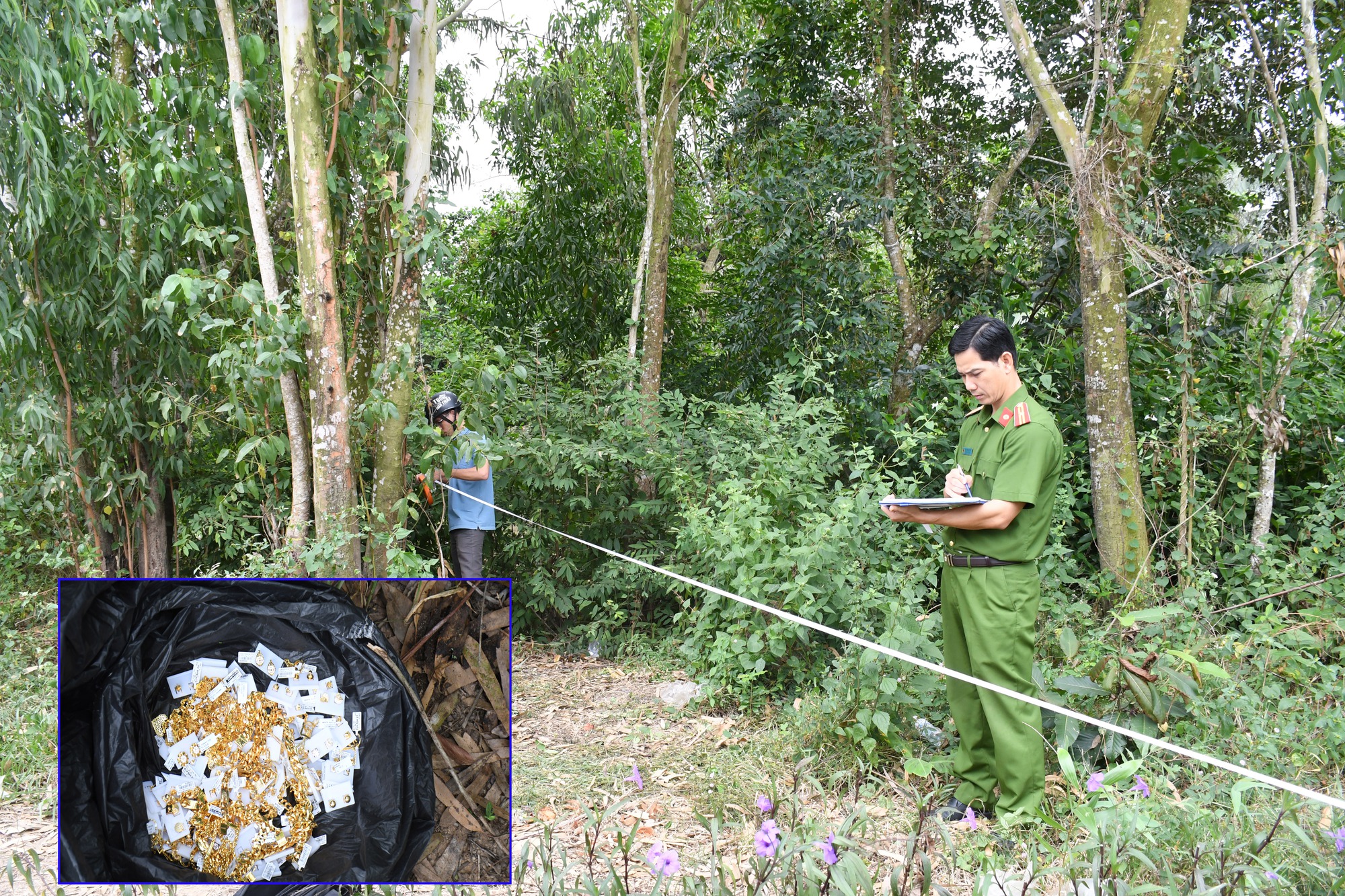Vụ d&ugrave;ng s&uacute;ng cướp tiệm v&agrave;ng ở Tr&agrave; Vinh: Thu giữ hơn 80 chỉ v&agrave;ng trong bụi c&acirc;y- Ảnh 1.