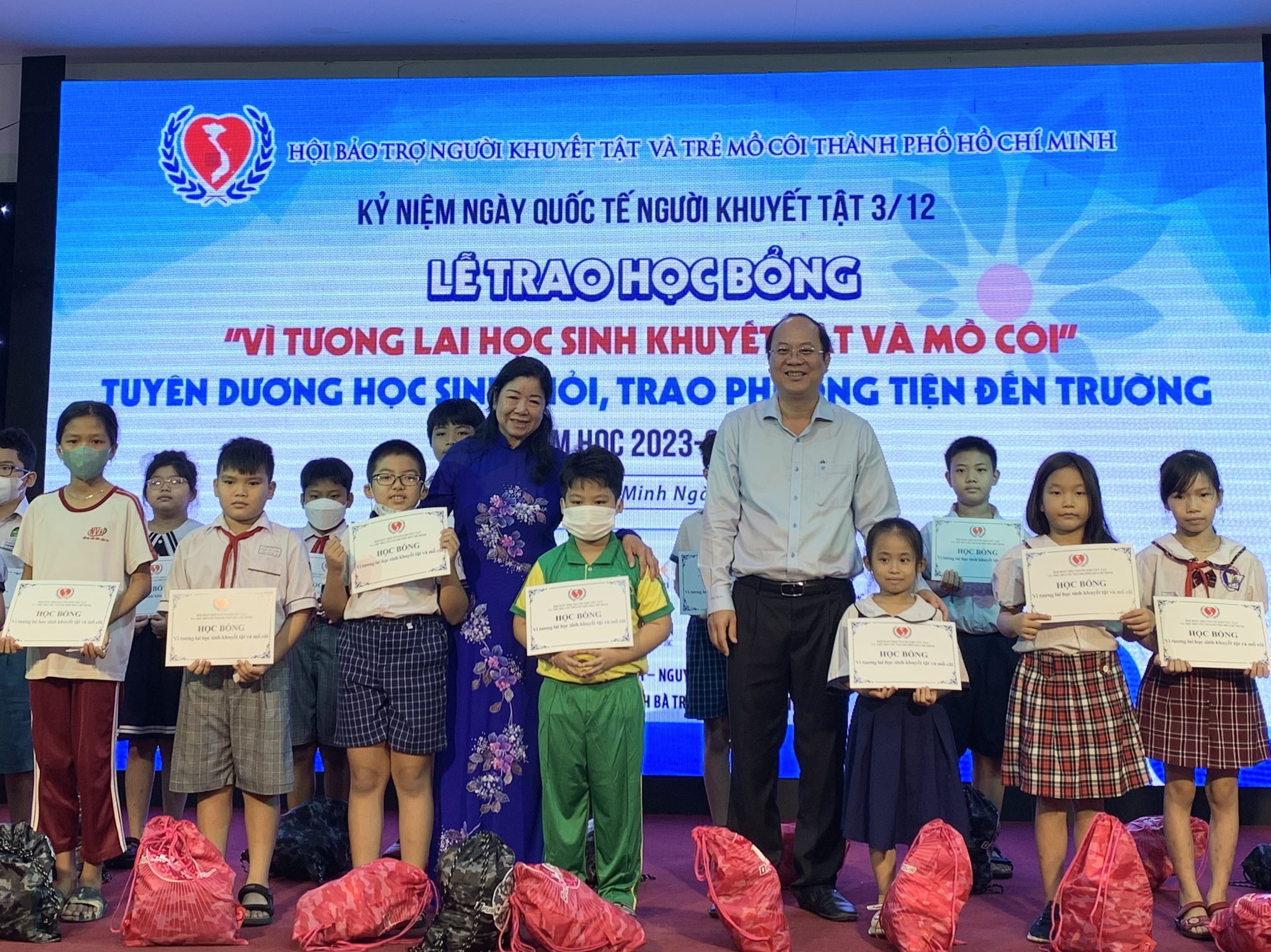 1,2 tỉ đồng chăm lo trẻ khuyết tật, mồ côi TP HCM- Ảnh 1.