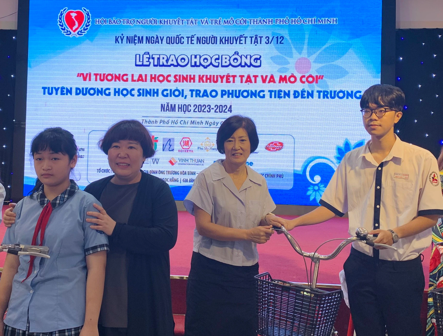 1,2 tỉ đồng chăm lo trẻ khuyết tật, mồ côi TP HCM- Ảnh 2.