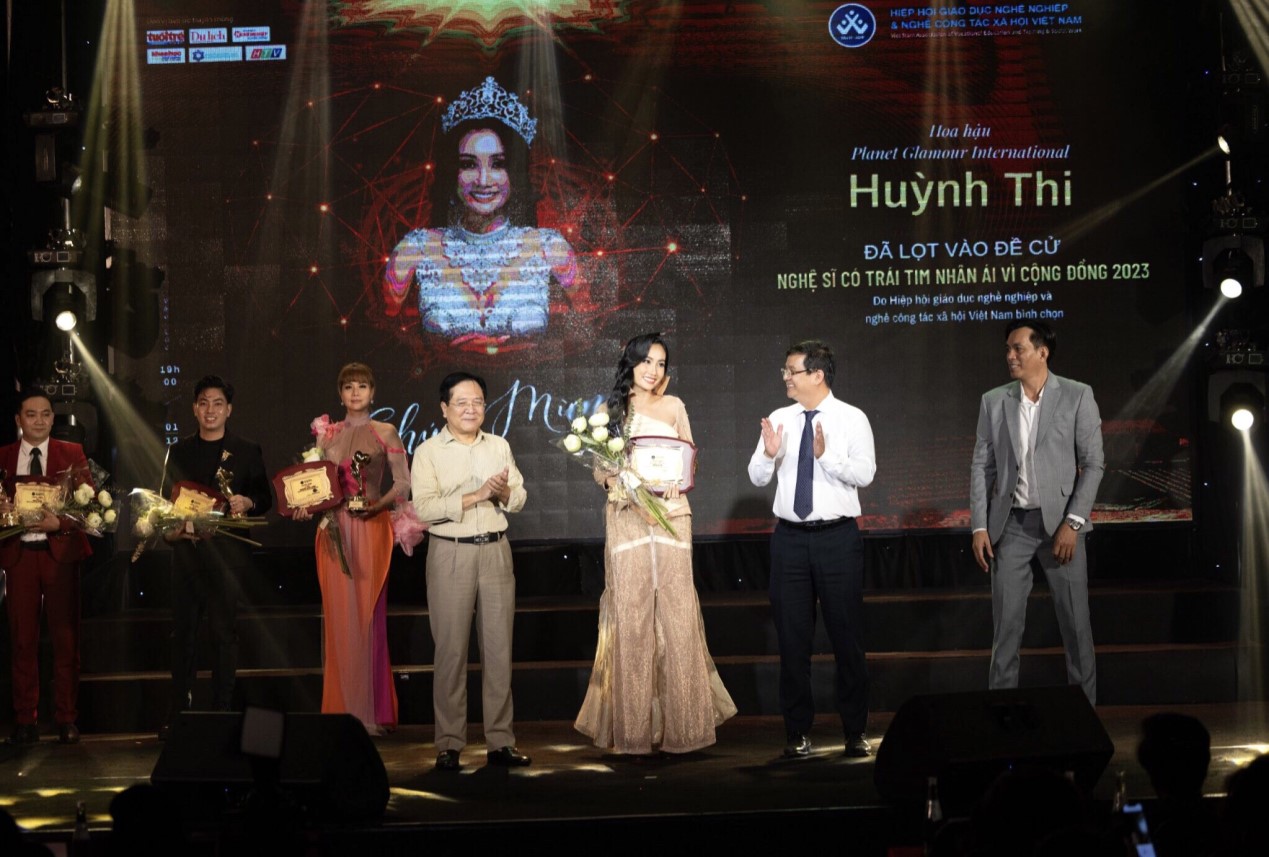 Hoa hậu Huỳnh Thi được vinh danh nghệ sĩ v&igrave; cộng đồng 2023- Ảnh 3.