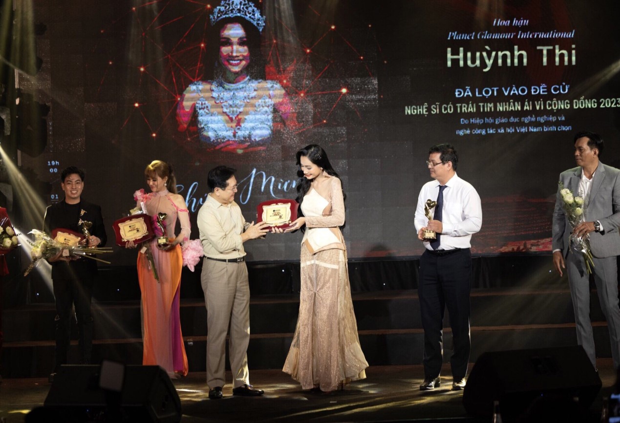 Hoa hậu Huỳnh Thi được vinh danh nghệ sĩ v&igrave; cộng đồng 2023- Ảnh 4.