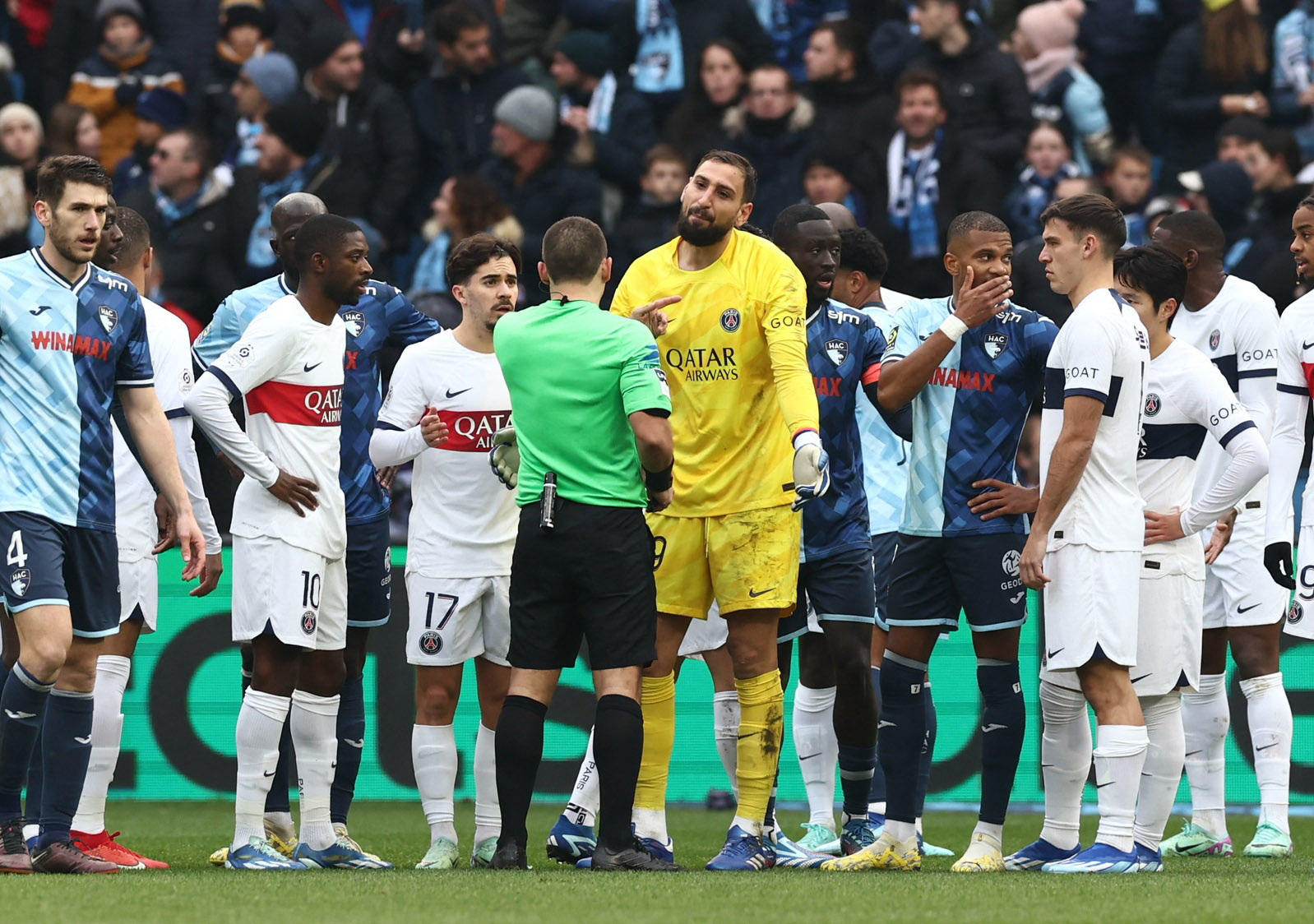 Donnarumma "tung cước" phá bóng, nhận ngay thẻ đỏ- Ảnh 5.