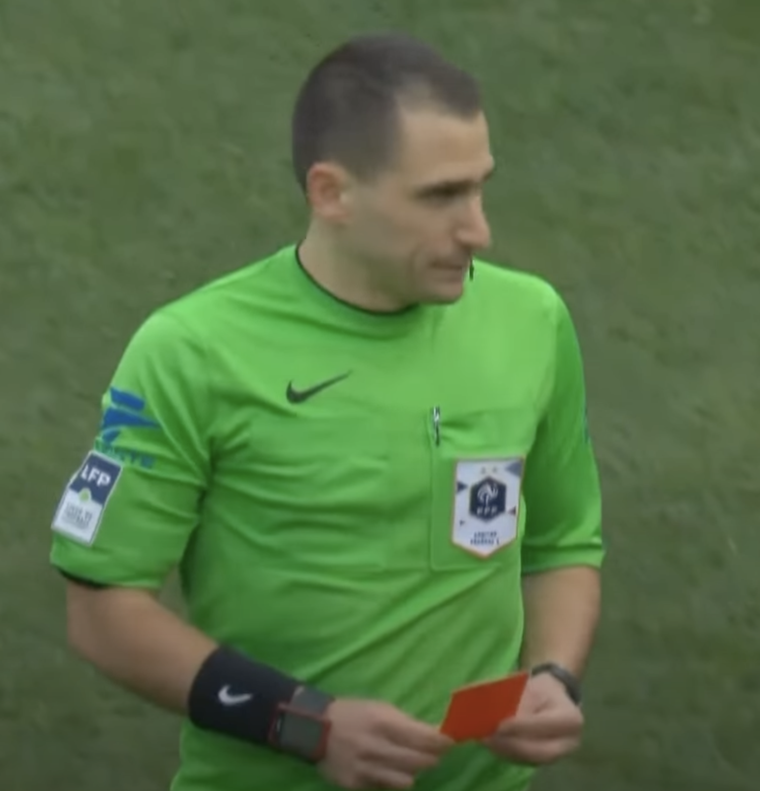 Donnarumma "tung cước" phá bóng, nhận ngay thẻ đỏ- Ảnh 2.