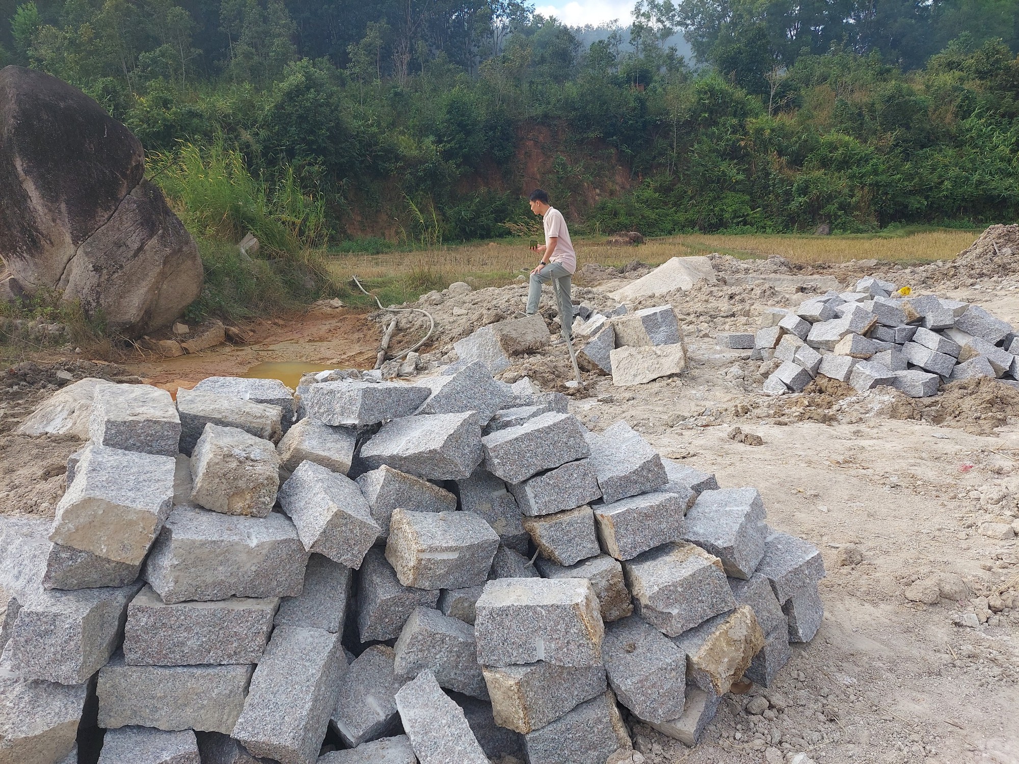 Phóng viên vừa báo chính quyền, mỏ đá "lậu" bỗng vắng tanh- Ảnh 1.