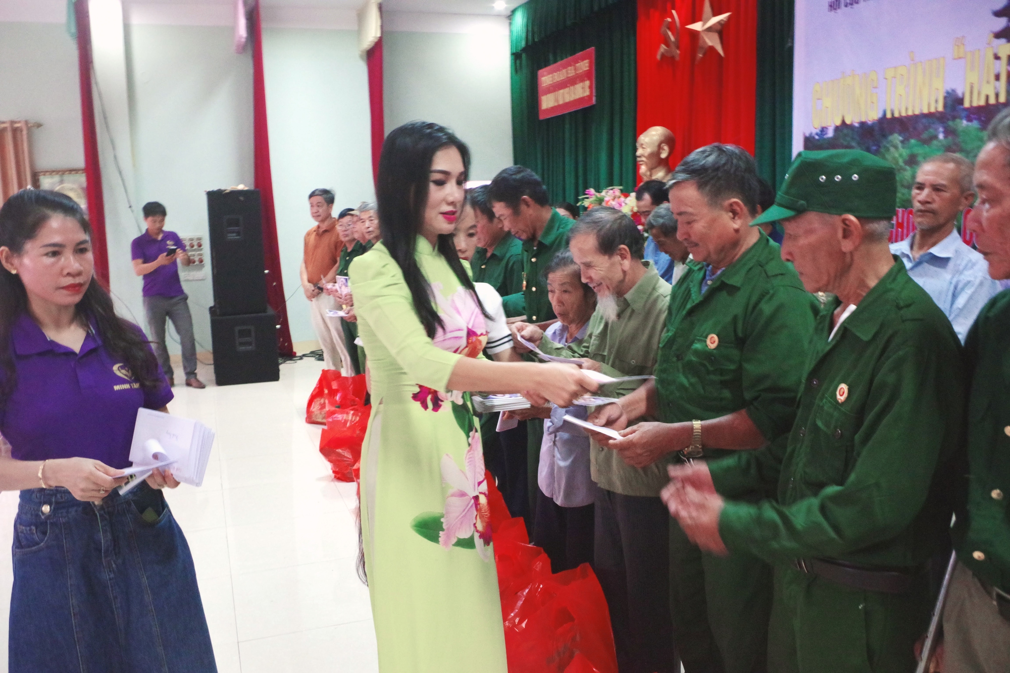 Kavie Trần đam mê với chuyến đi thiện nguyện
- Ảnh 3.