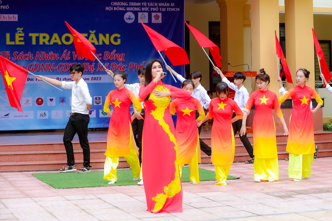 Kavie Trần đam mê với chuyến đi thiện nguyện
- Ảnh 1.