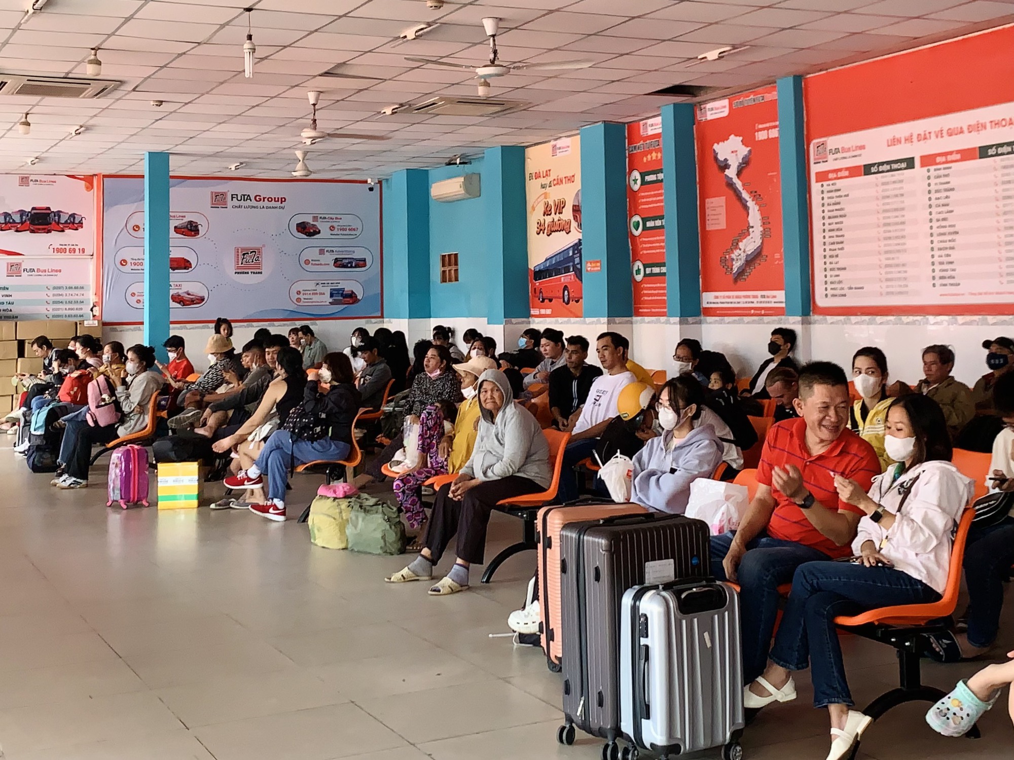 Hình ảnh bến xe Miền Tây, bến xe Miền Đông mới chiều tối 30-12- Ảnh 3.