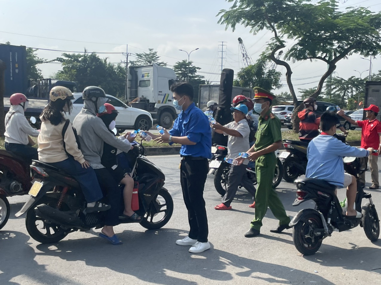 Hình ảnh đẹp ở cửa ngõ phía Tây TP HCM - Ảnh 1.