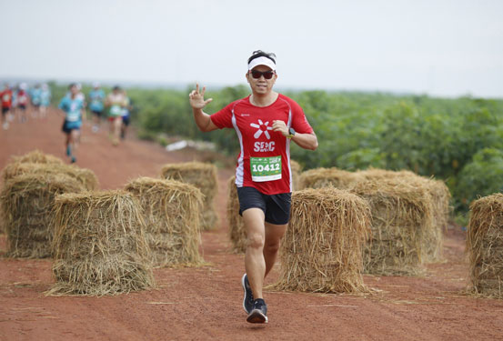 Giải half-marathon "Tự h&agrave;o Tổ quốc t&ocirc;i": Qua những cung đường rợp sắc đỏ- Ảnh 3.