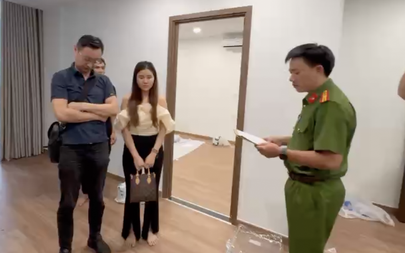 CLIP: Công an đọc lệnh bắt ông trùm đường dây mại dâm cao cấp