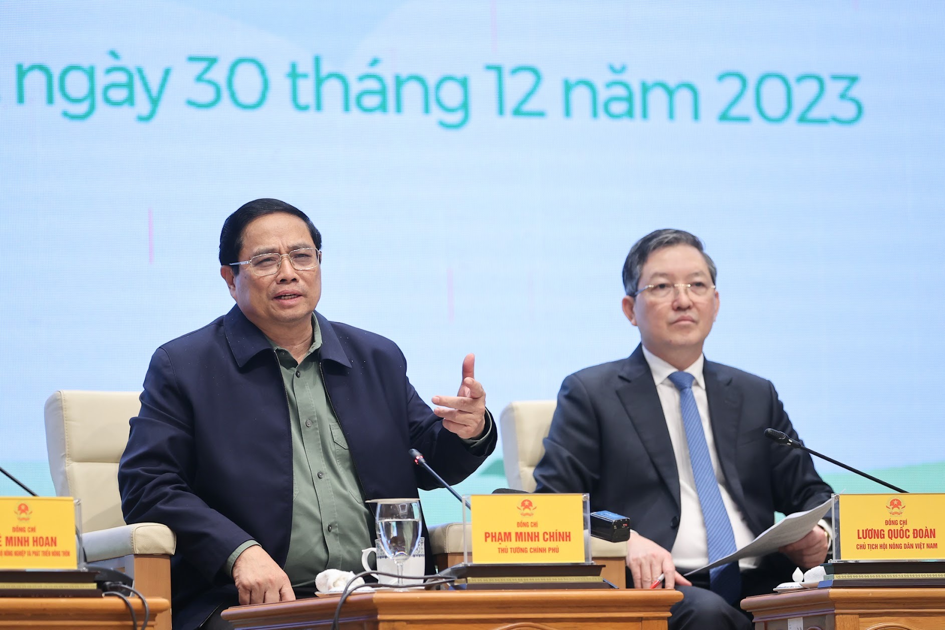 Thủ tướng Phạm Minh Ch&iacute;nh trả lời c&acirc;u hỏi của c&aacute;c n&ocirc;ng d&acirc;n
