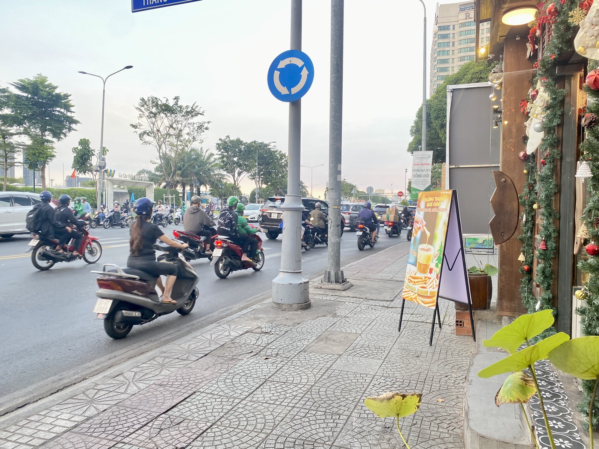 Nhiều hàng quán tại trung tâm TP HCM nói "không tăng giá dịp bắn pháo hoa"- Ảnh 2.