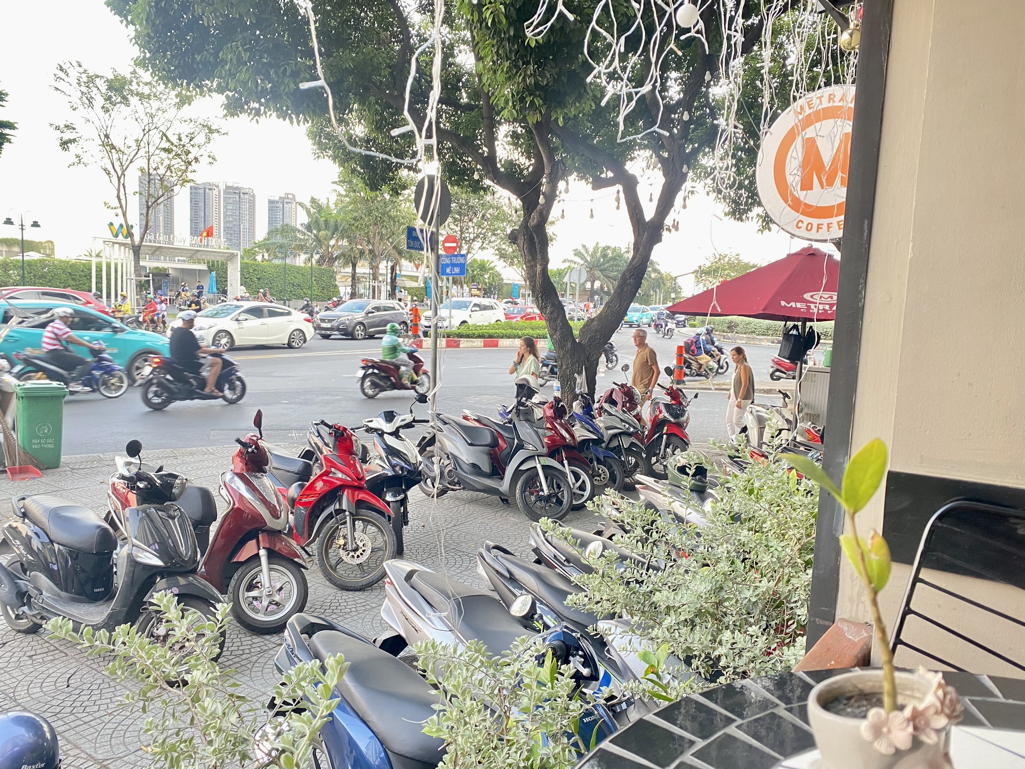 Nhiều hàng quán tại trung tâm TP HCM nói "không tăng giá dịp bắn pháo hoa"- Ảnh 1.