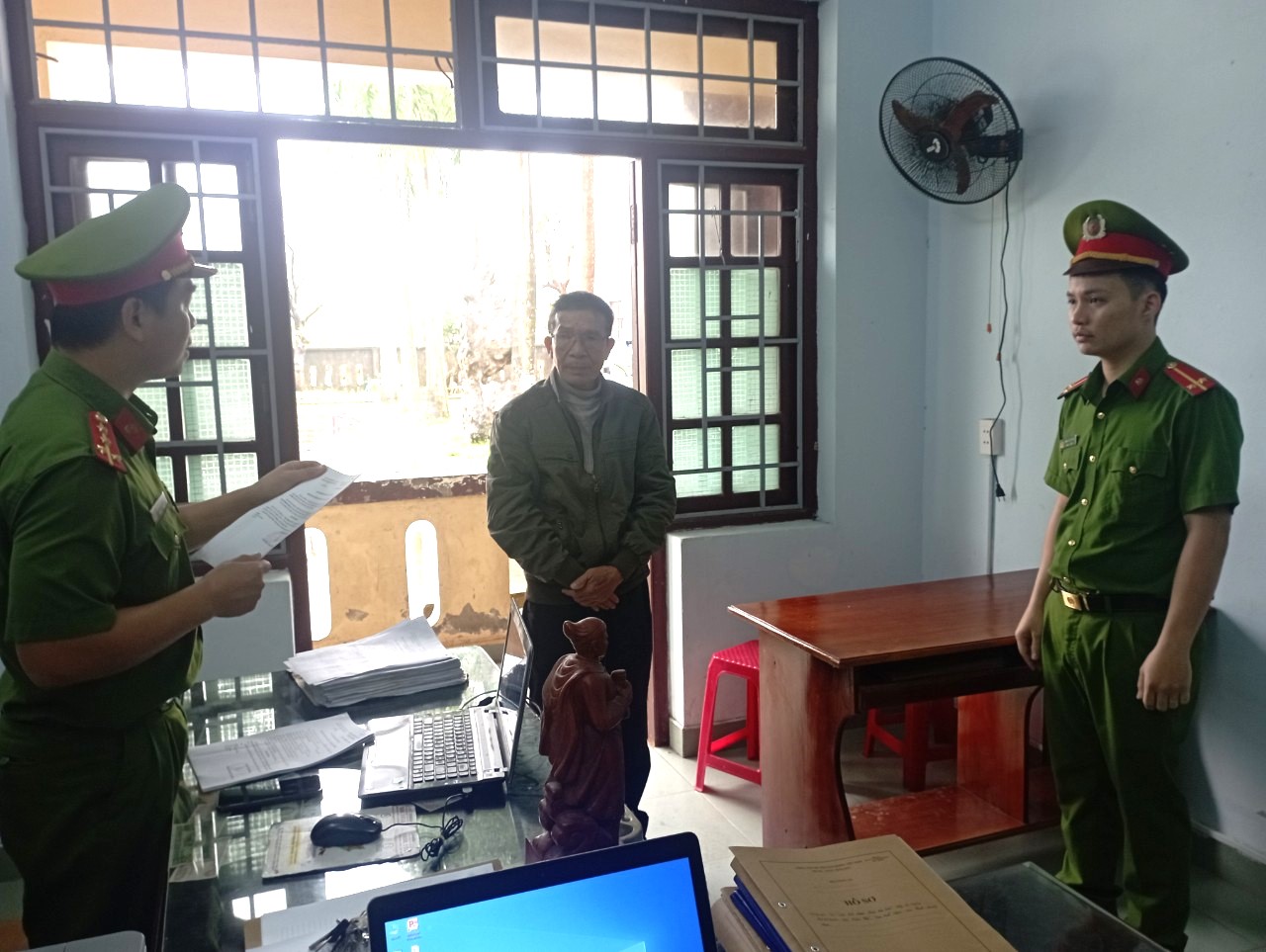 Khởi tố, cấm đi khỏi nơi cư tr&uacute; đối với 2 gi&aacute;m đốc ở Quảng Nam- Ảnh 2.