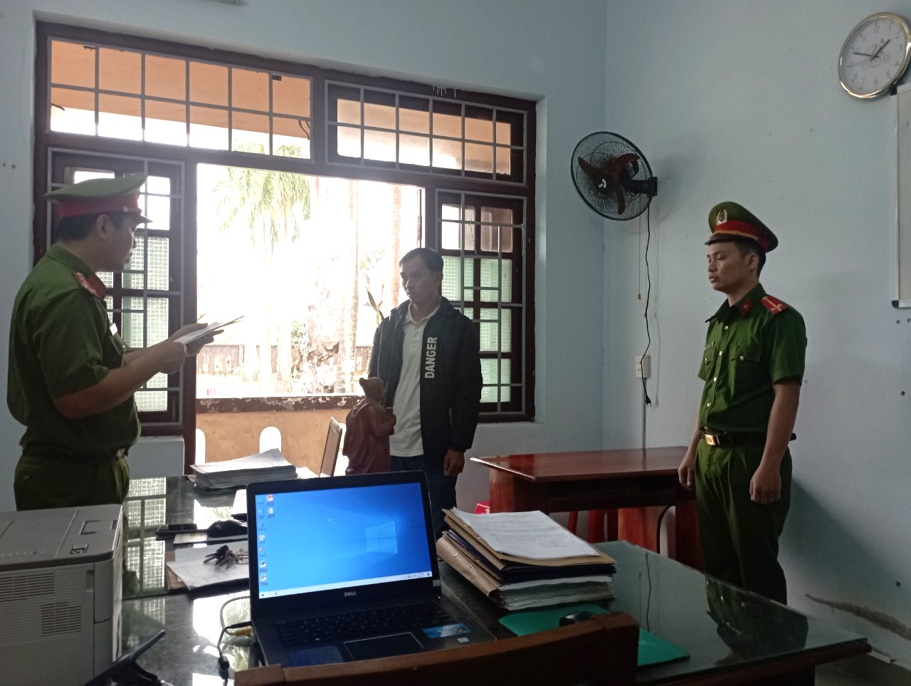 Khởi tố, cấm đi khỏi nơi cư tr&uacute; đối với 2 gi&aacute;m đốc ở Quảng Nam- Ảnh 1.