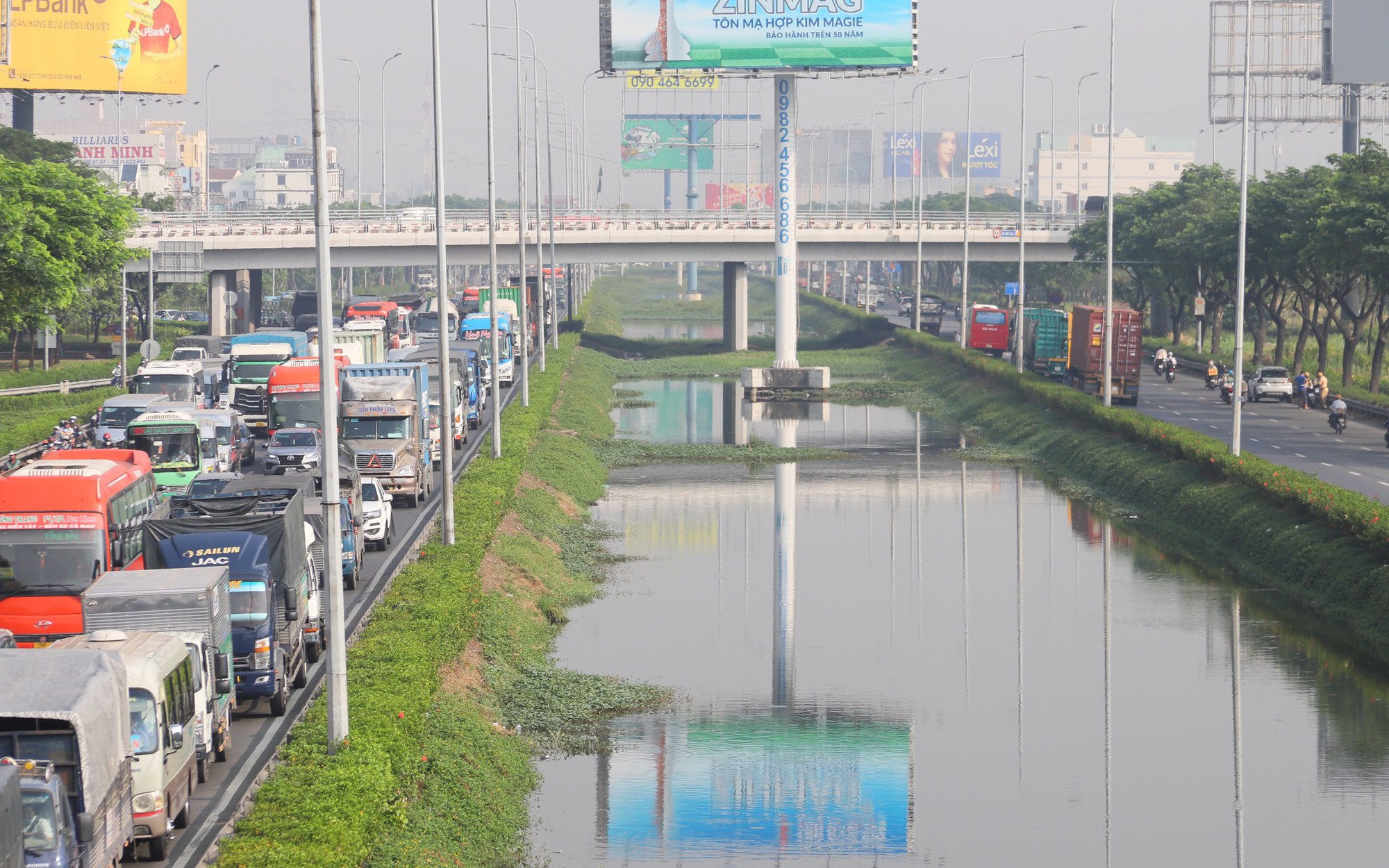Hình ảnh ùn ứ ở cửa ngõ phía Đông, Tây TP HCM trưa 30-12