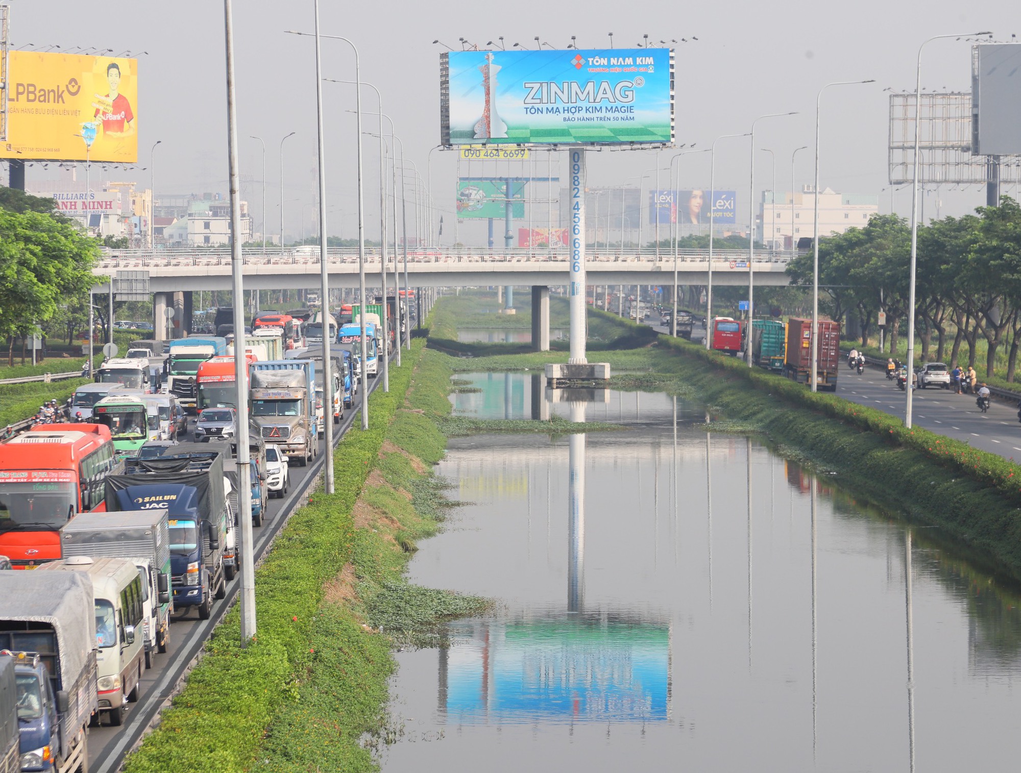 H&igrave;nh ảnh &ugrave;n ứ ở cửa ng&otilde; ph&iacute;a Đ&ocirc;ng, T&acirc;y TP HCM trưa 30-12- Ảnh 2.