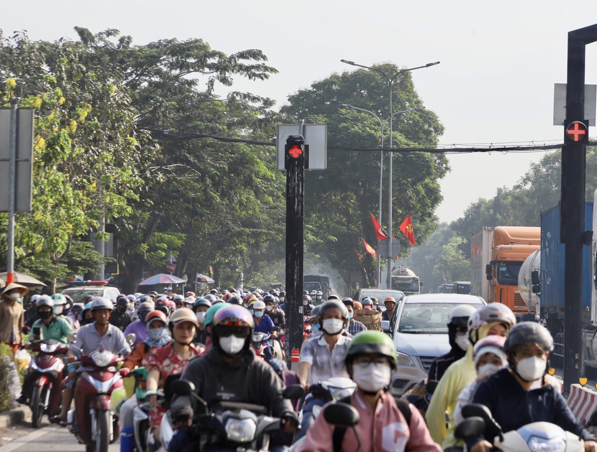 H&igrave;nh ảnh &ugrave;n ứ ở cửa ng&otilde; ph&iacute;a Đ&ocirc;ng, T&acirc;y TP HCM trưa 30-12- Ảnh 1.