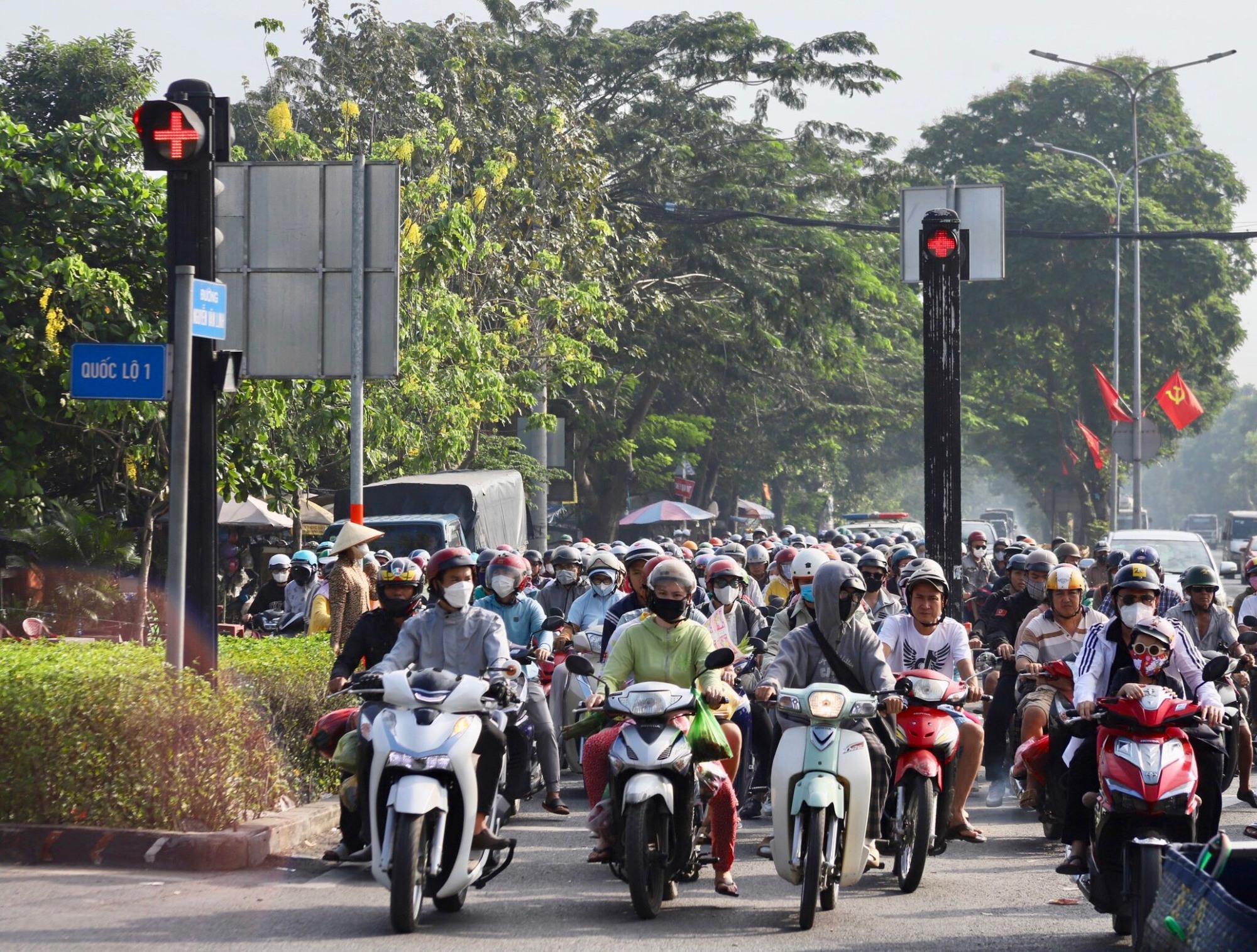 H&igrave;nh ảnh &ugrave;n ứ ở cửa ng&otilde; ph&iacute;a Đ&ocirc;ng, T&acirc;y TP HCM trưa 30-12- Ảnh 3.