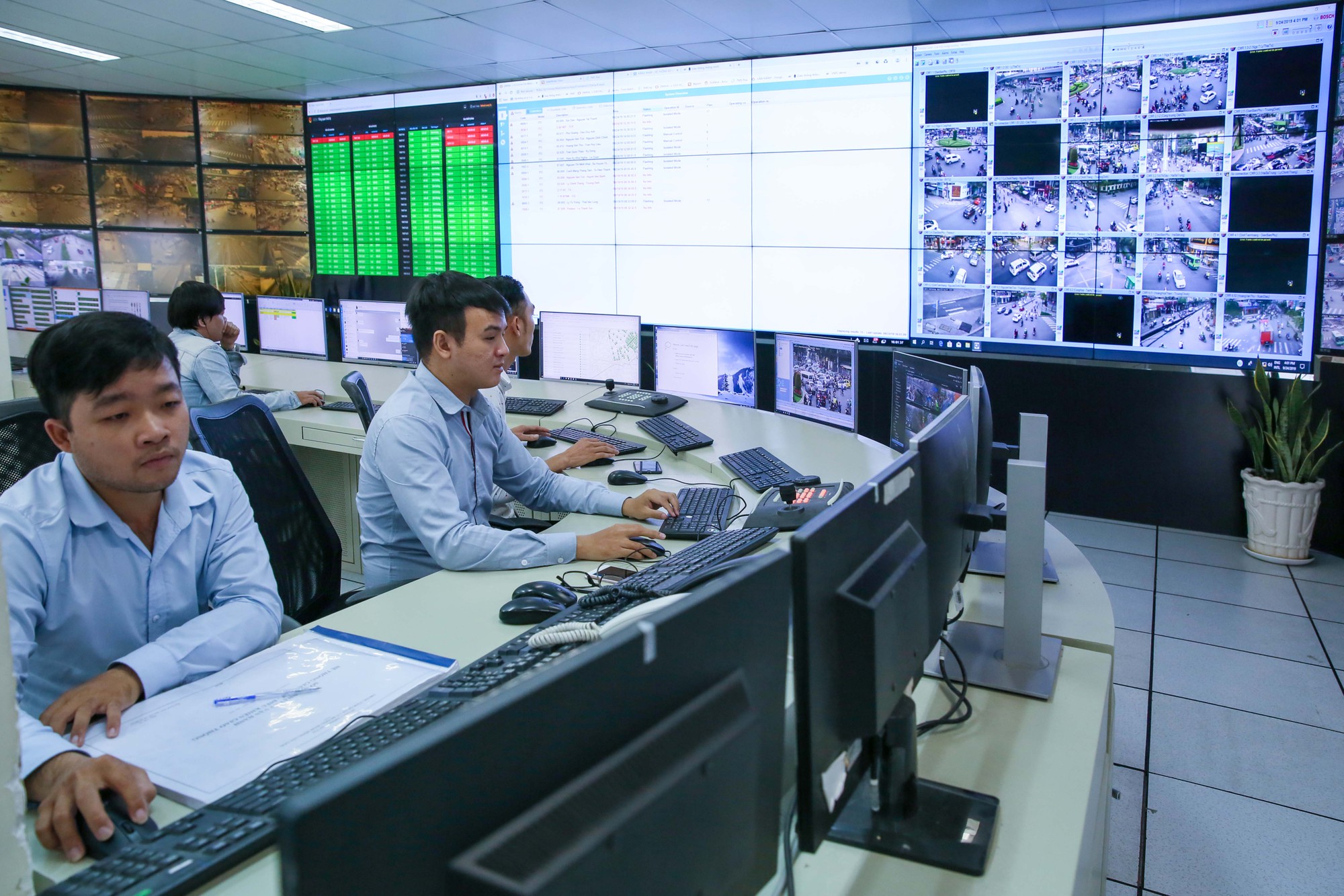 Năm 2024, TP HCM quyết tâm thực hiện hiệu quả chuyển đổi số. Trong ảnh: Trung tâm giám sát, điều khiển giao thông thông minh TP HCM Ảnh: HOÀNG TRIỀU