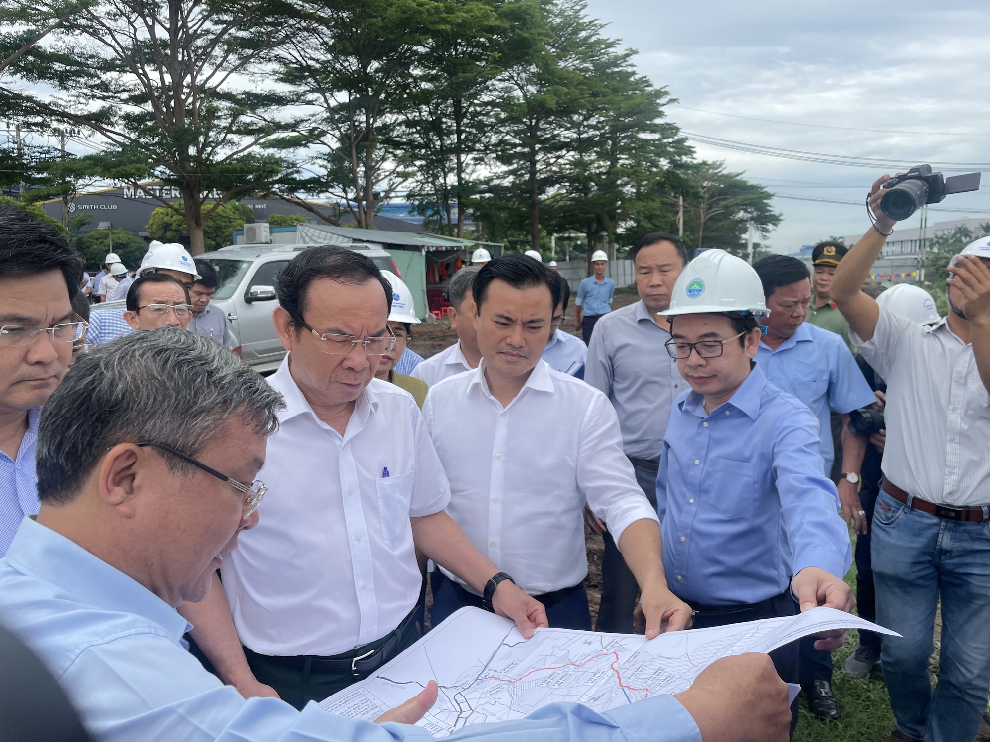 Ủy vi&ecirc;n Bộ Ch&iacute;nh trị, B&iacute; thư Th&agrave;nh ủy TP HCM Nguyễn Văn N&ecirc;n khảo s&aacute;t thực tế c&ocirc;ng tr&igrave;nh cải tạo k&ecirc;nh Tham Lương - Bến C&aacute;t - rạch Nước L&ecirc;n đoạn qua quận T&acirc;n B&igrave;nhẢnh: THU HỒNG