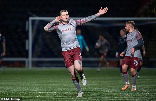 Thủ m&ocirc;n sắm vai tiền đạo, ghi b&agrave;n từ 25 m cầm h&ograve;a đội nhất bảng VĐQG Scotland- Ảnh 1.