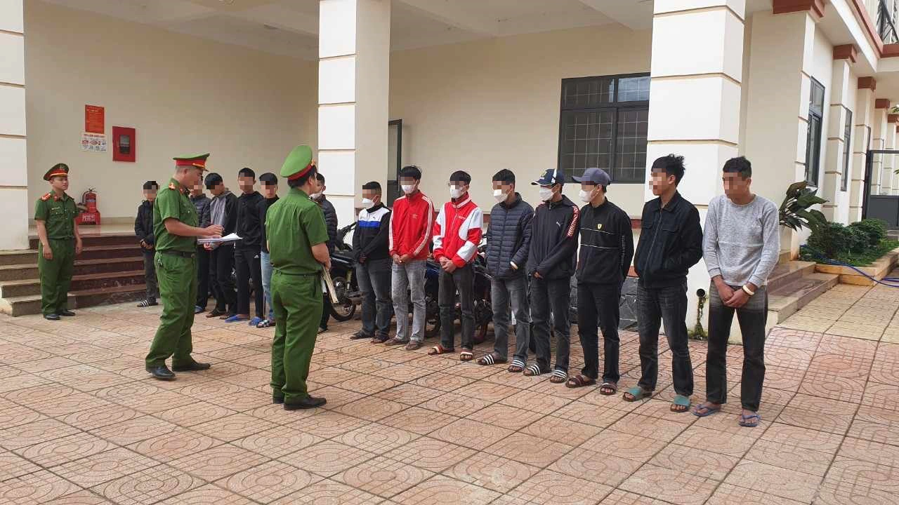 30 thiếu niên mang hung khí đi trả thù- Ảnh 1.