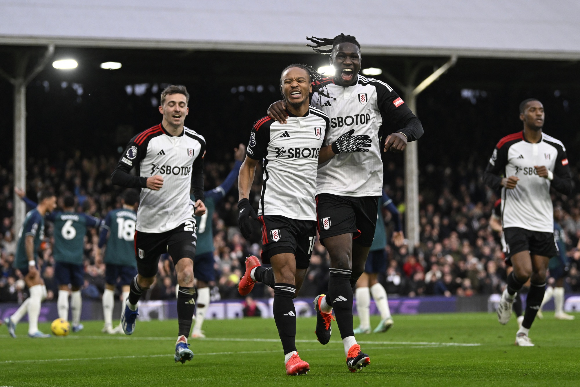 Thua liền 2 trận derby, Arsenal ch&ocirc;n ch&acirc;n ở vị tr&iacute; thứ 4- Ảnh 4.