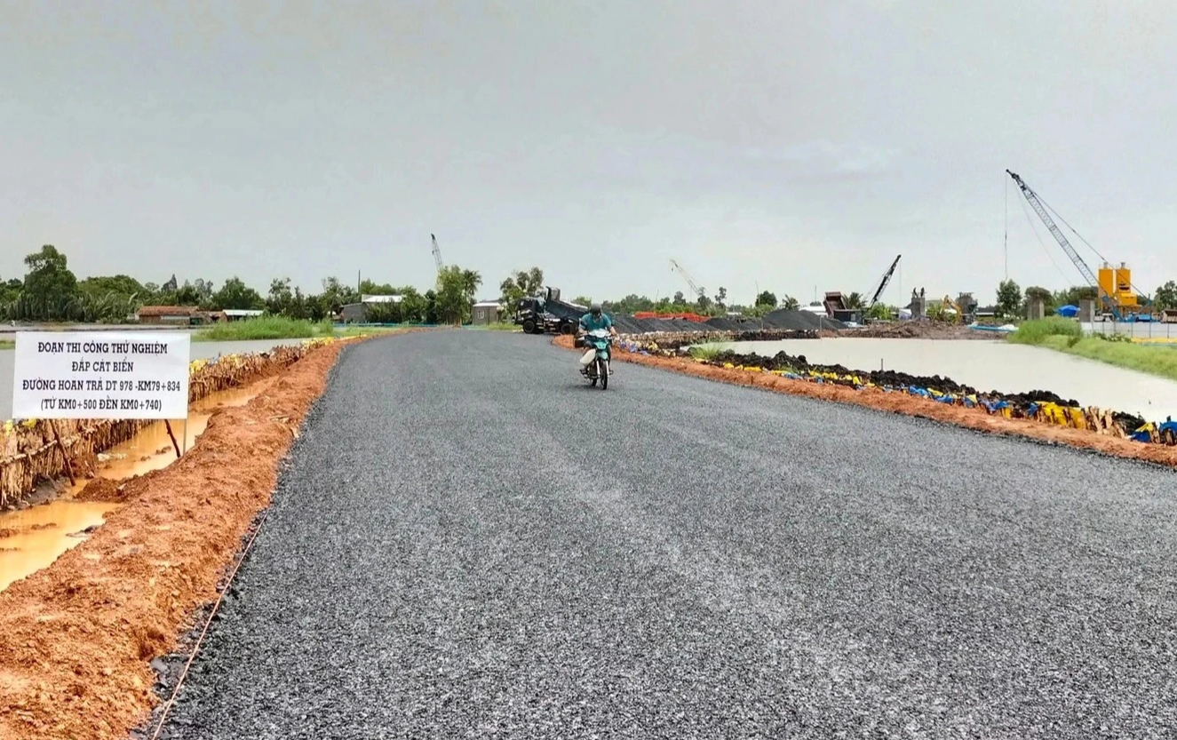 Đoạn thi c&ocirc;ng thử nghiệm đắp c&aacute;t biển đường ho&agrave;n trả ĐT978, đoạn Hậu Giang - C&agrave; Mau