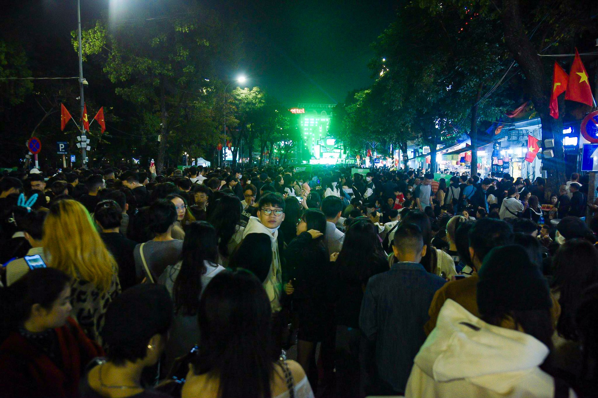 "Biển người" chật cứng tại hồ Gươm ch&agrave;o đ&oacute;n năm mới 2024- Ảnh 9.