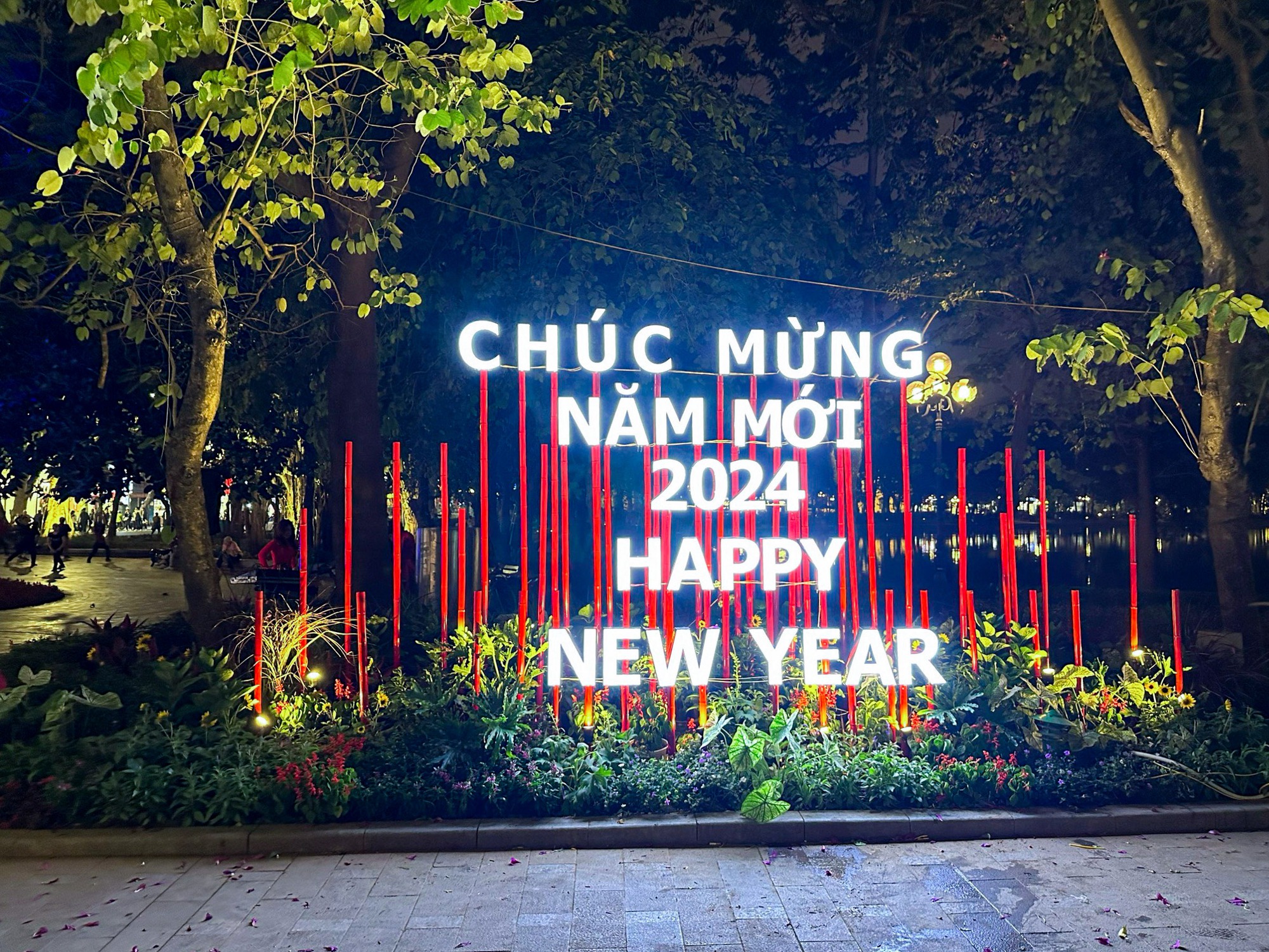 Phố phường H&agrave; Nội trang ho&agrave;ng ch&agrave;o đ&oacute;n năm mới 2024- Ảnh 10.
