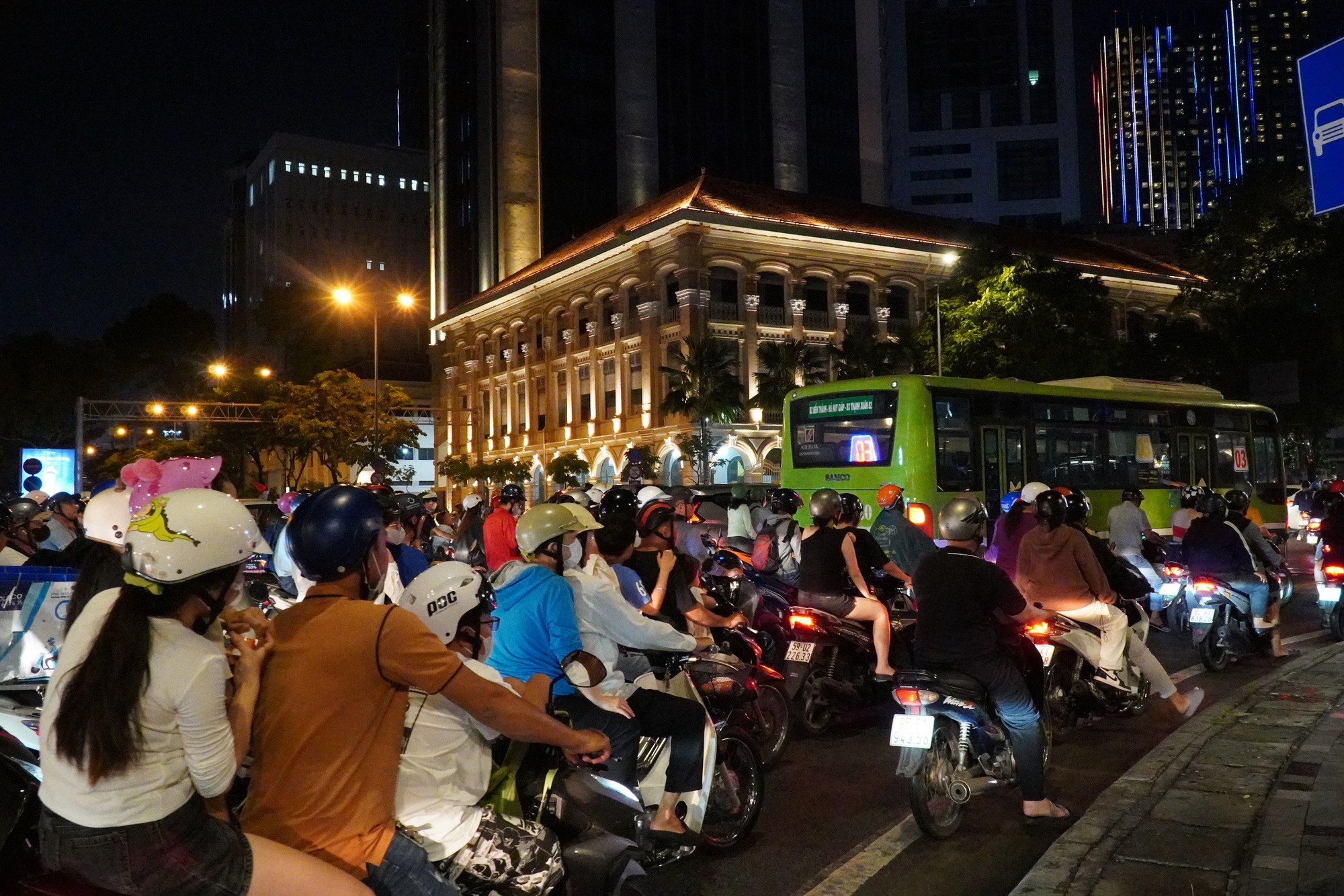 TP HCM: Khu vực trung tâm kẹt xe kéo dài, bãi giữ xe hết chỗ trước giao thừa - Ảnh 10.