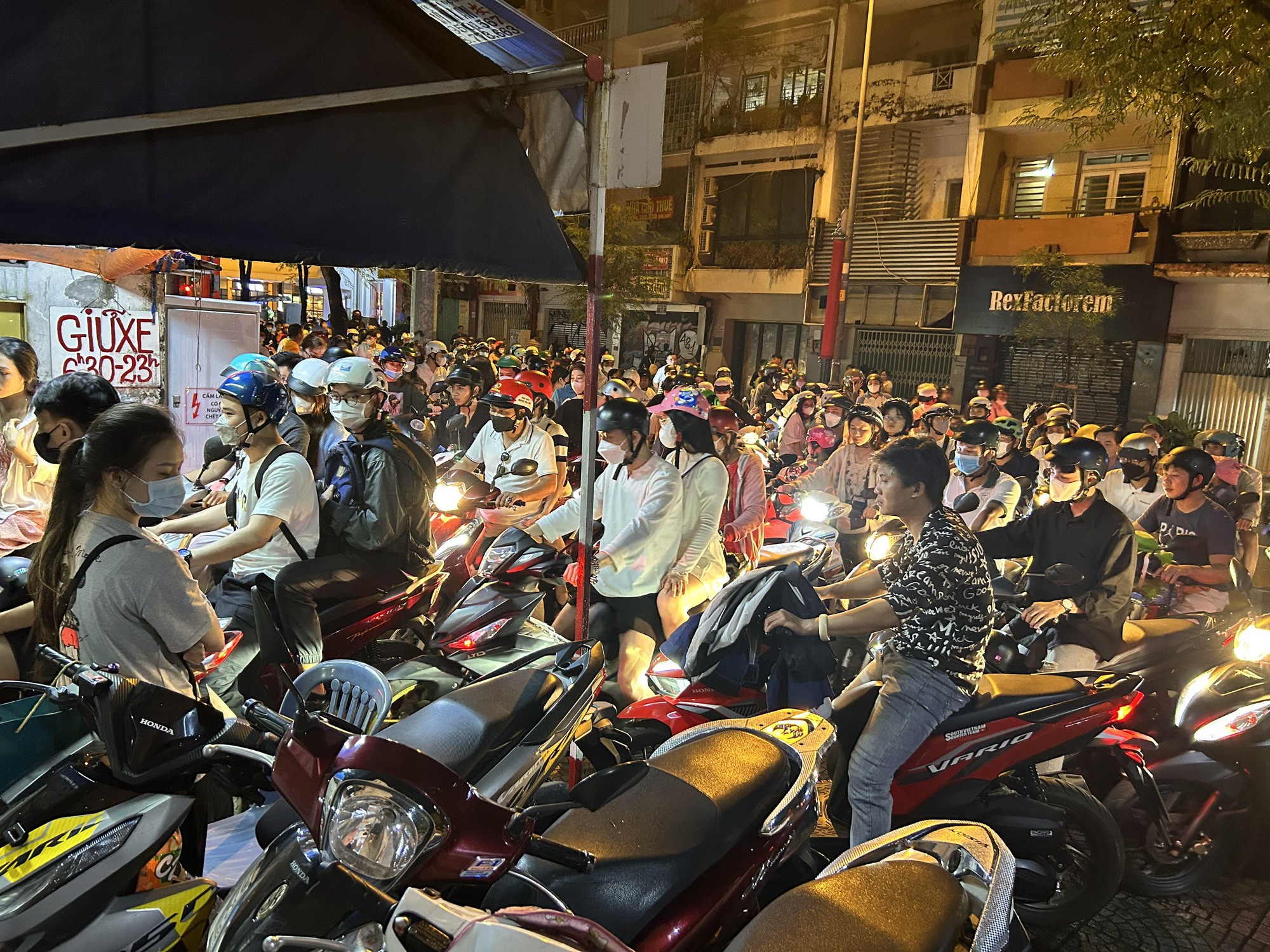 TP HCM: Khu vực trung tâm kẹt xe kéo dài, bãi giữ xe hết chỗ trước giao thừa - Ảnh 15.