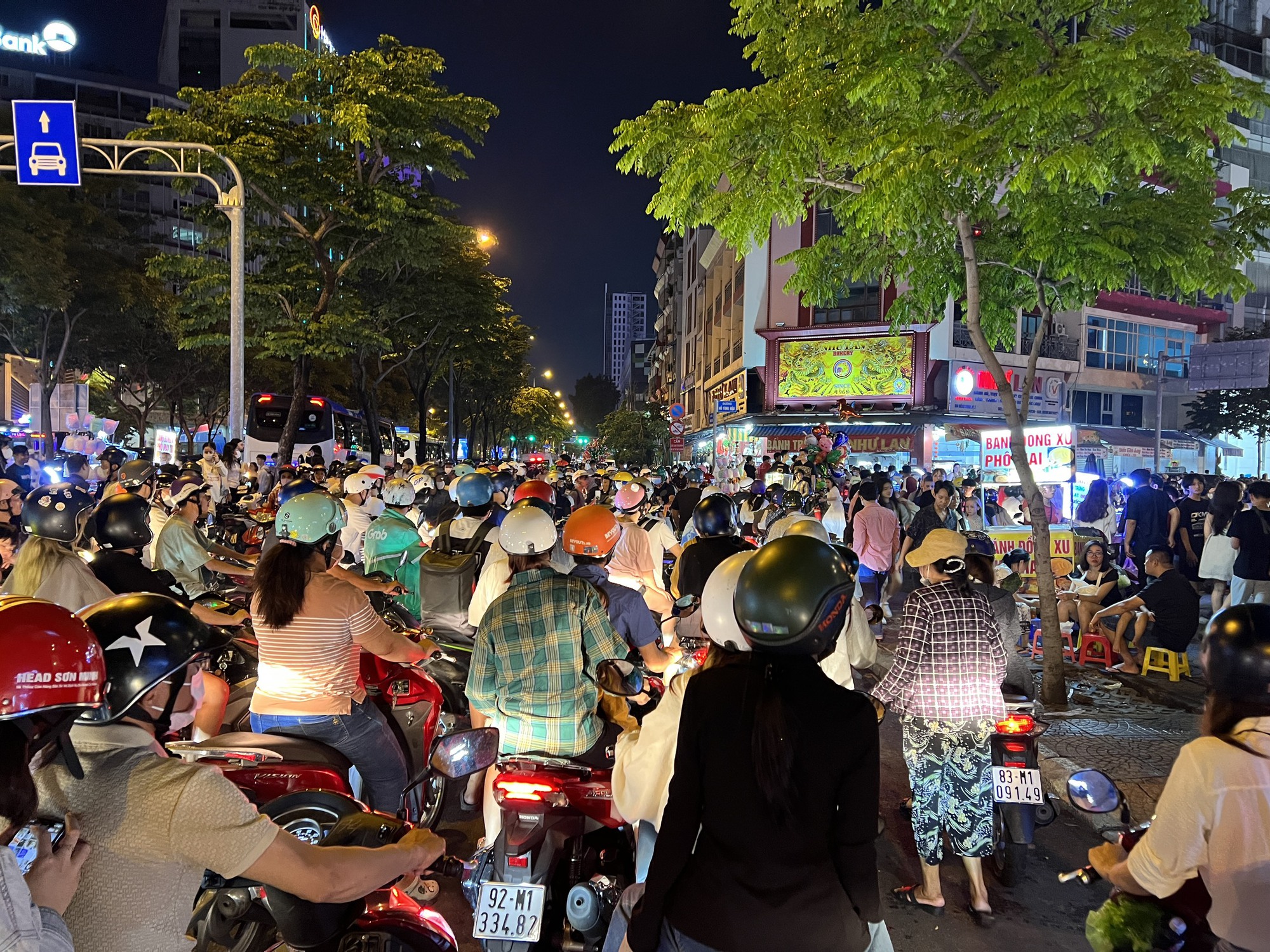 TP HCM: Khu vực trung tâm kẹt xe kéo dài, bãi giữ xe hết chỗ trước giao thừa - Ảnh 14.